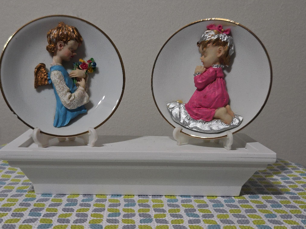 Angel & Praying Girl Plate Figurine Plates w/ stand thumbnail