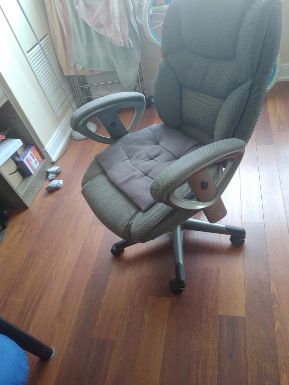 Office Chair with wheels 🇨🇦 thumbnail