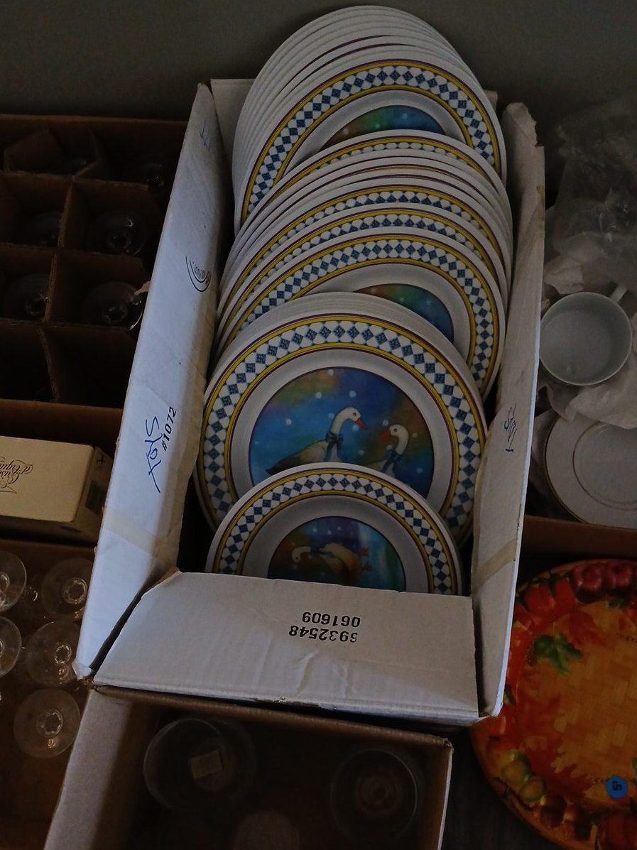 Goose Design Dinnerware Set thumbnail