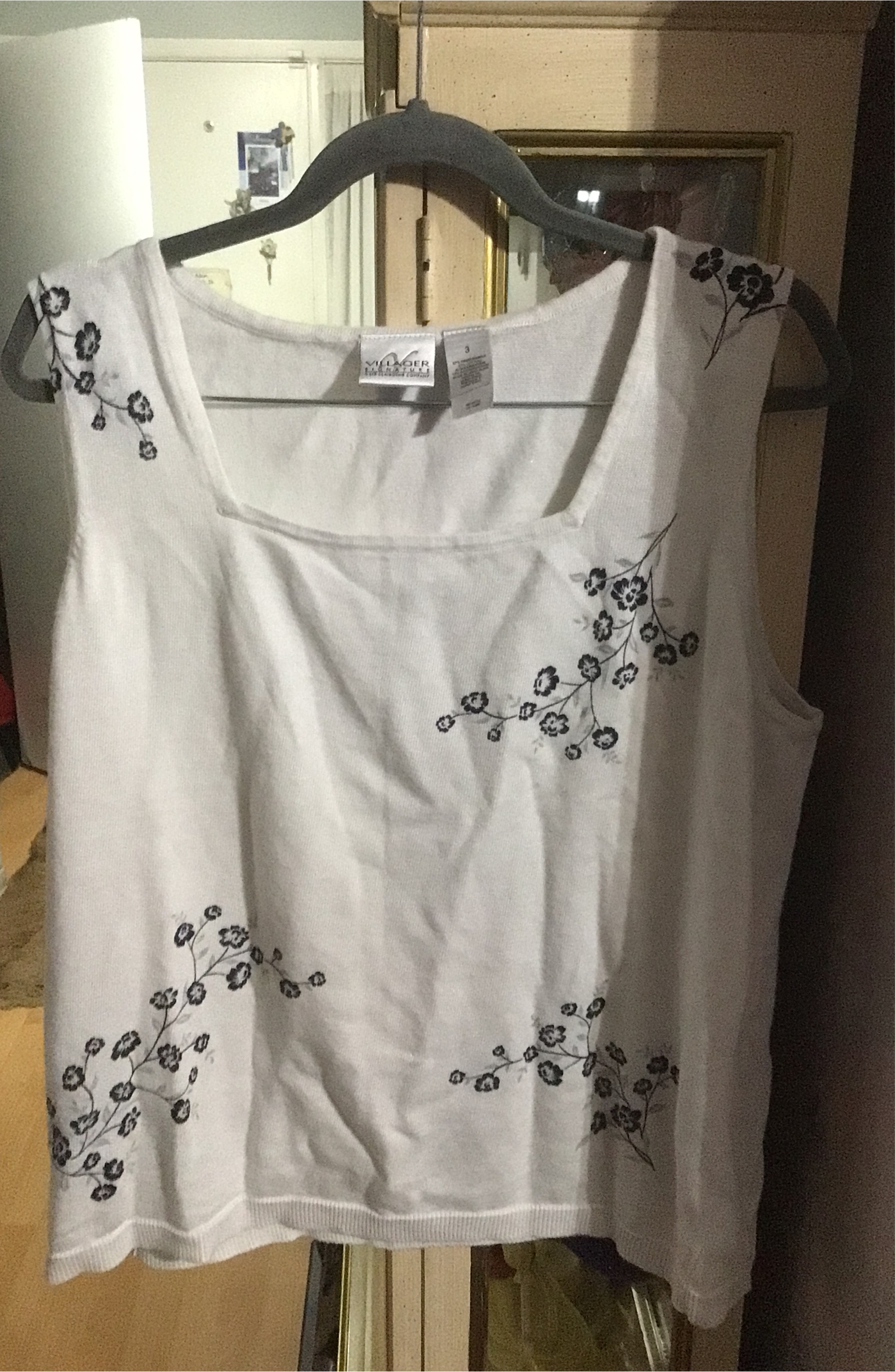 Woman top white no sleeve size 3X