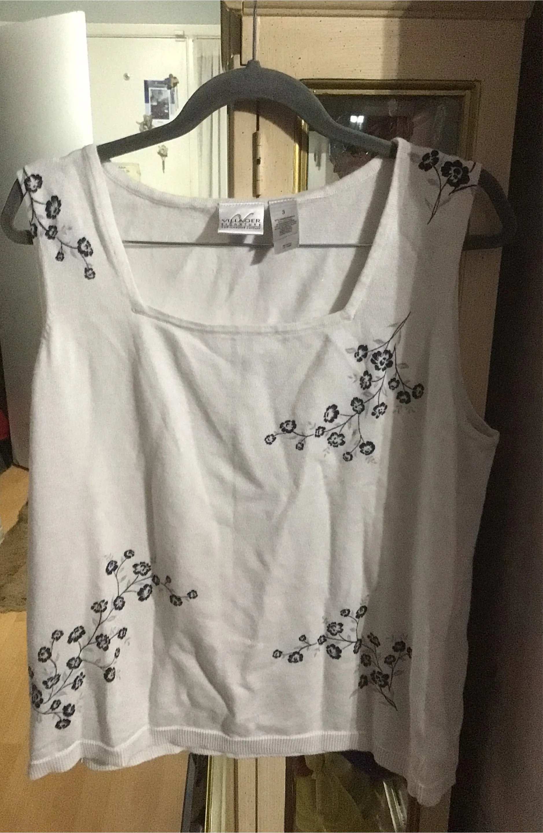 Woman top white no sleeve size 3X