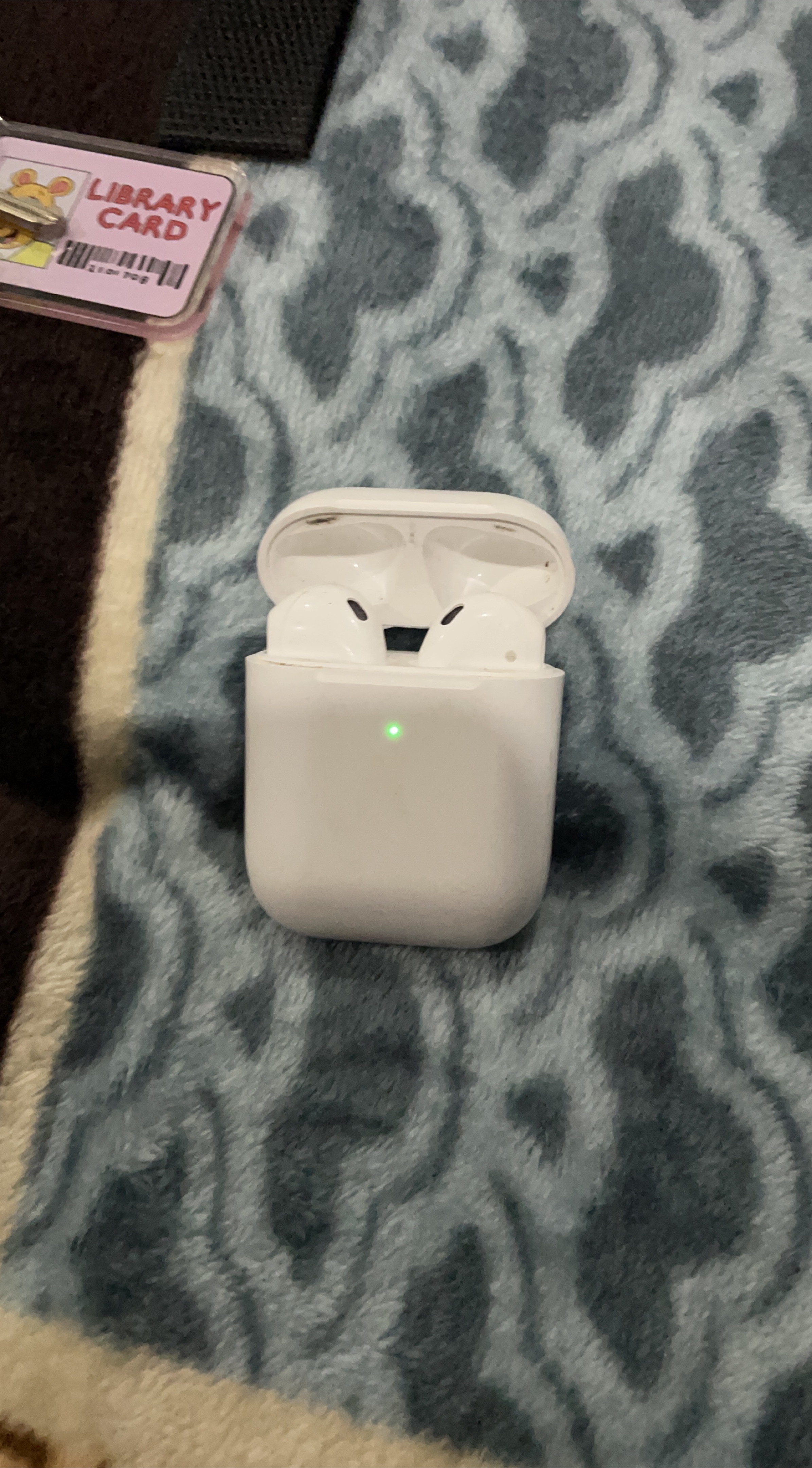 Used Apple AirPods thumbnail