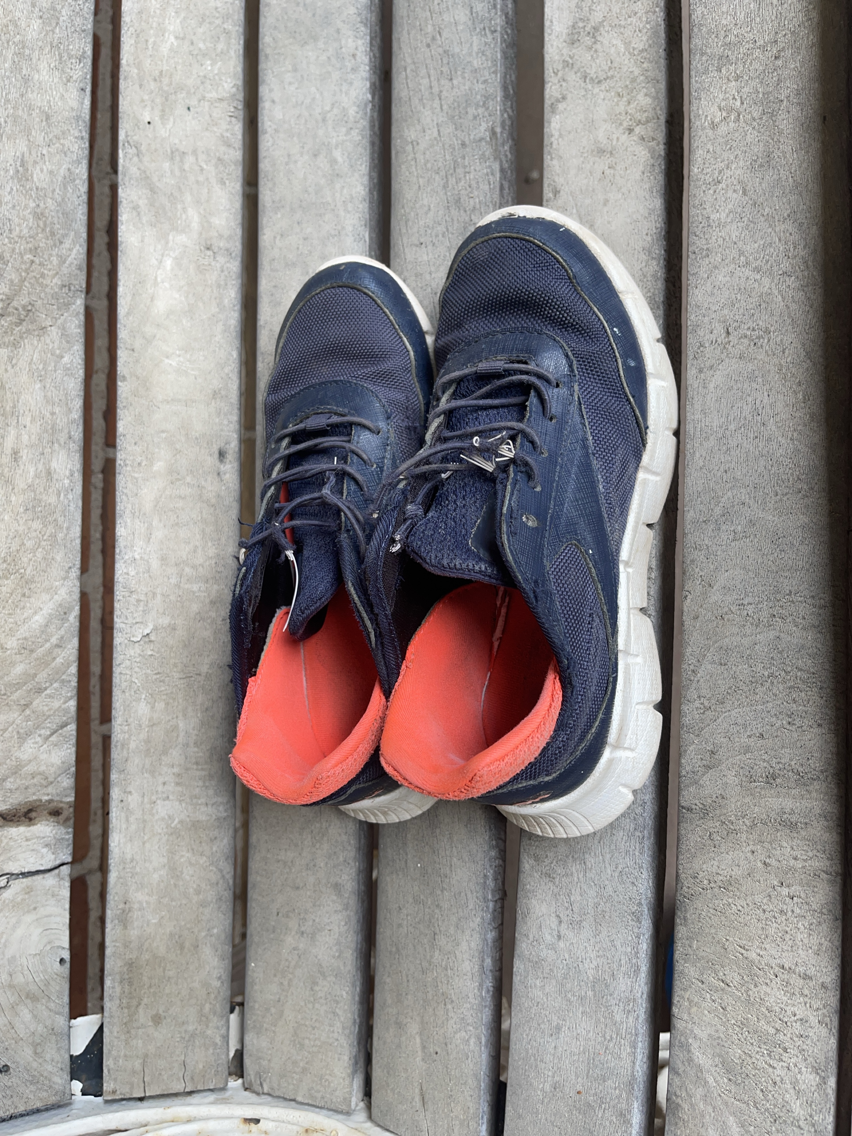 🍁Reebok Running Shoes boys size 3 thumbnail