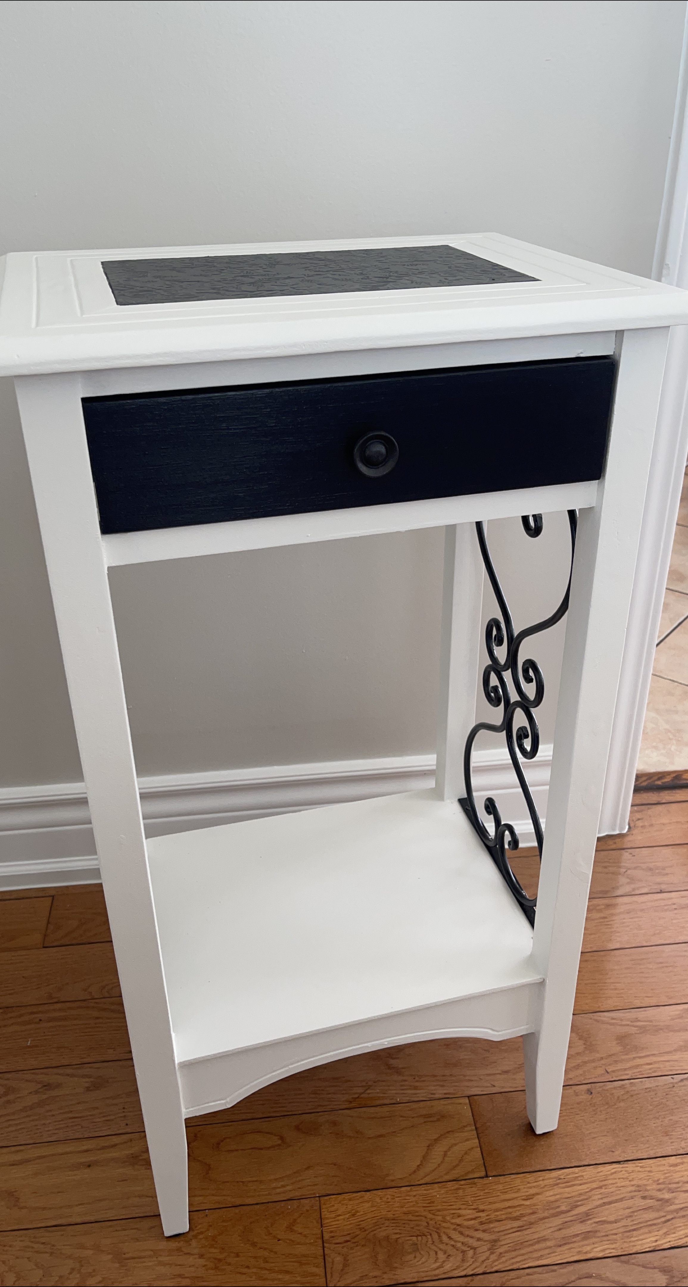 White & Black Accent Table thumbnail
