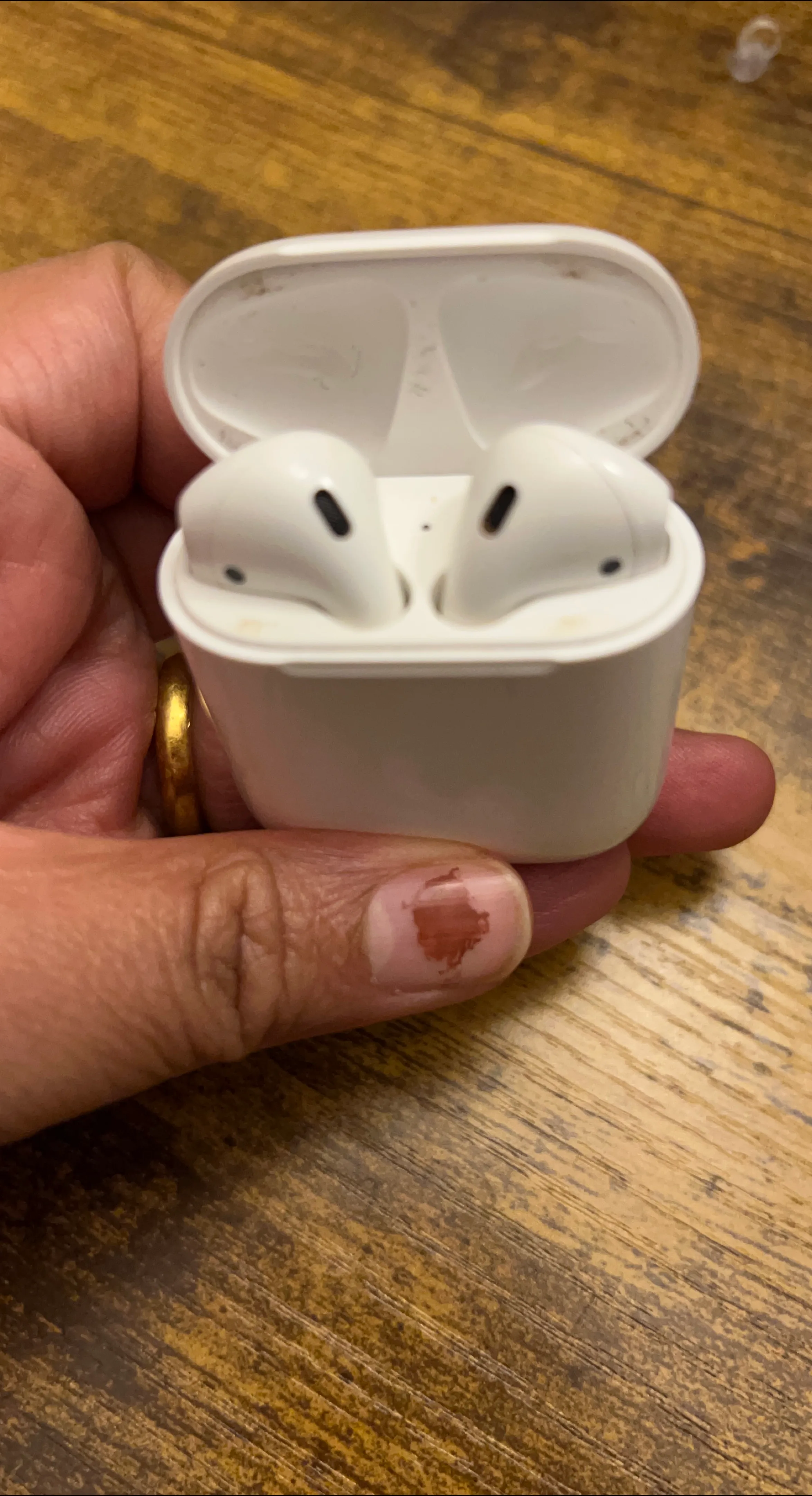 Used Apple AirPods 2nd Generation