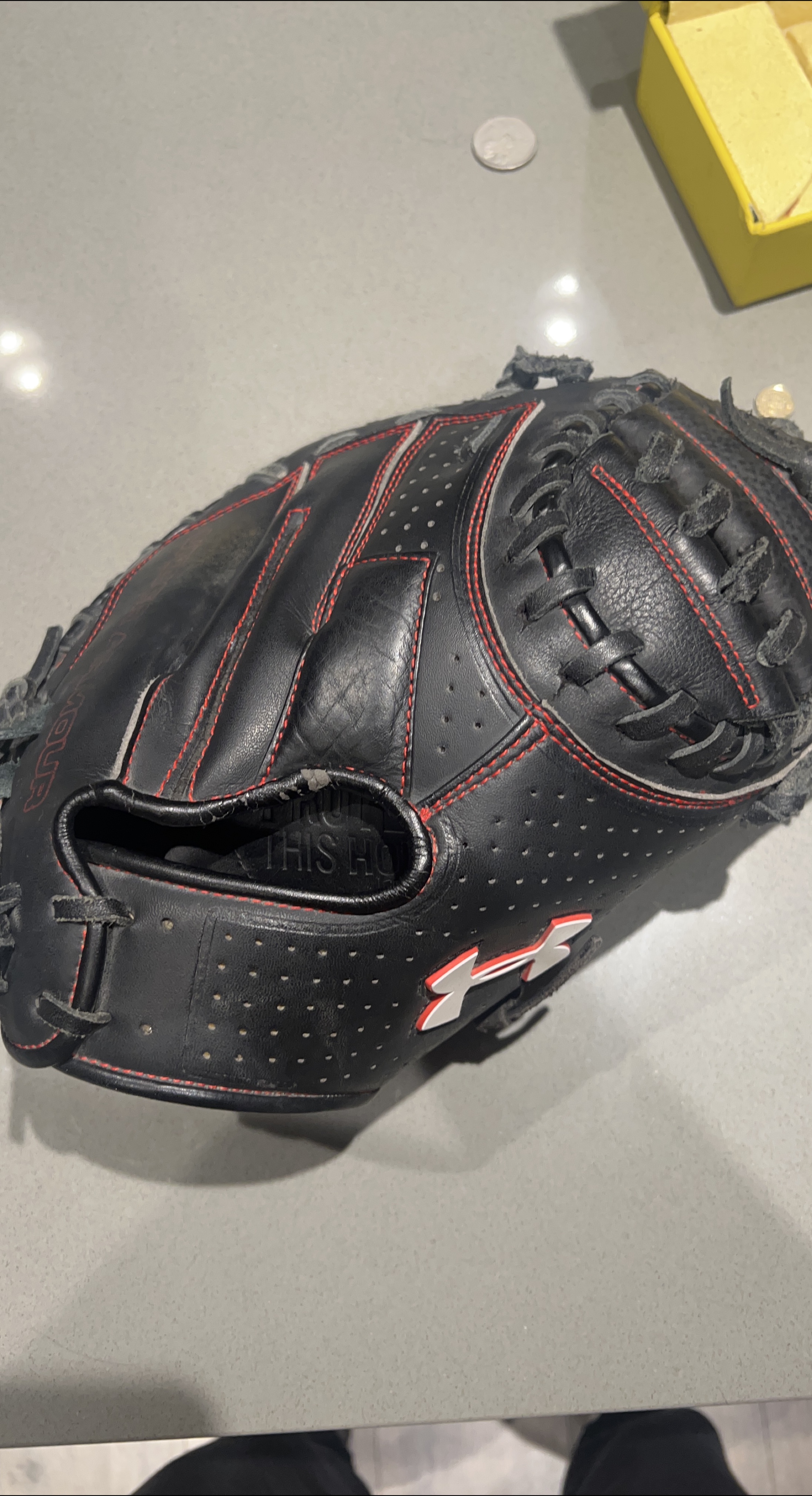 Under Armour Baseball catcher mitt thumbnail