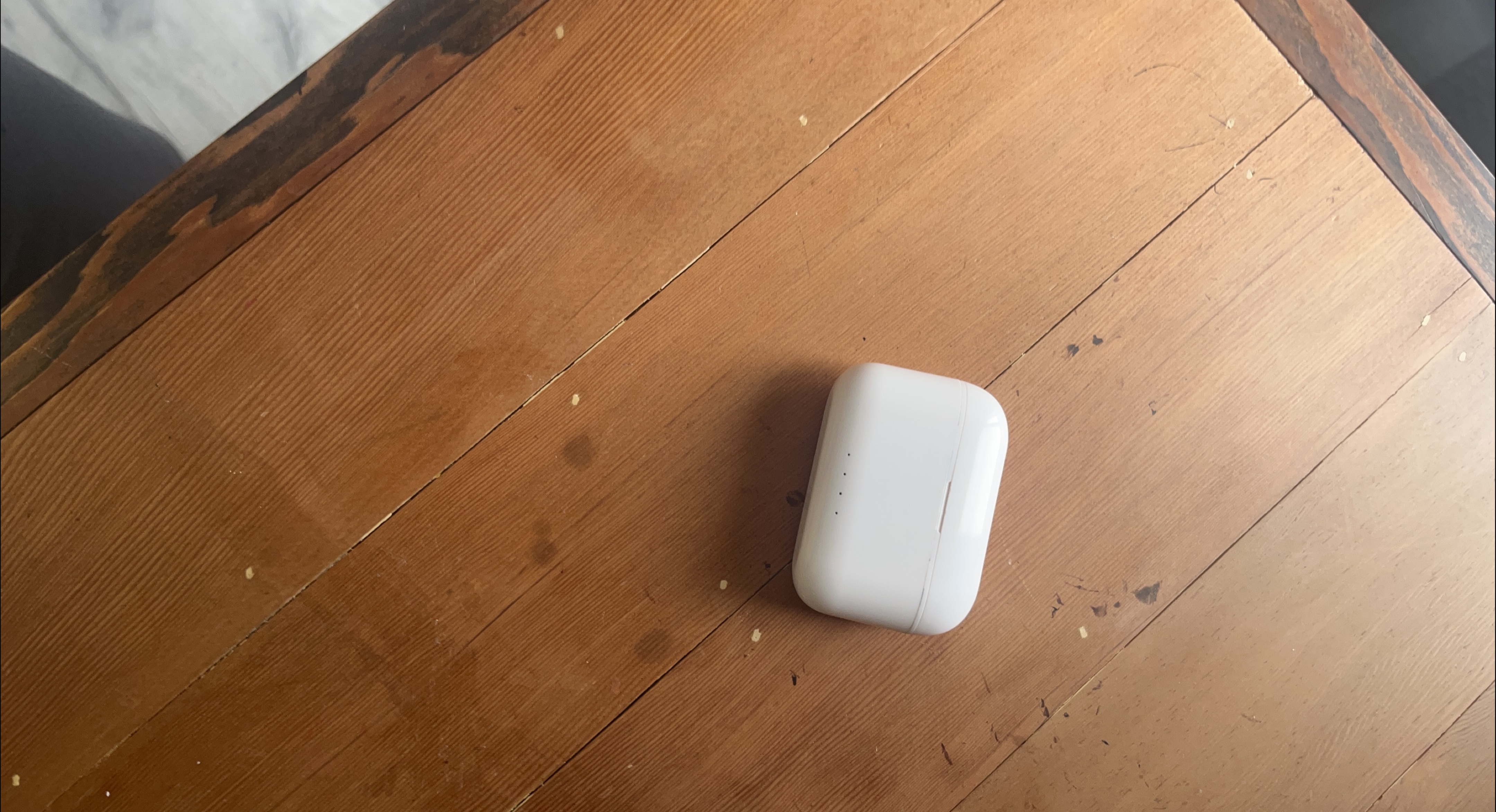 White Wireless Earbuds Charging Case thumbnail