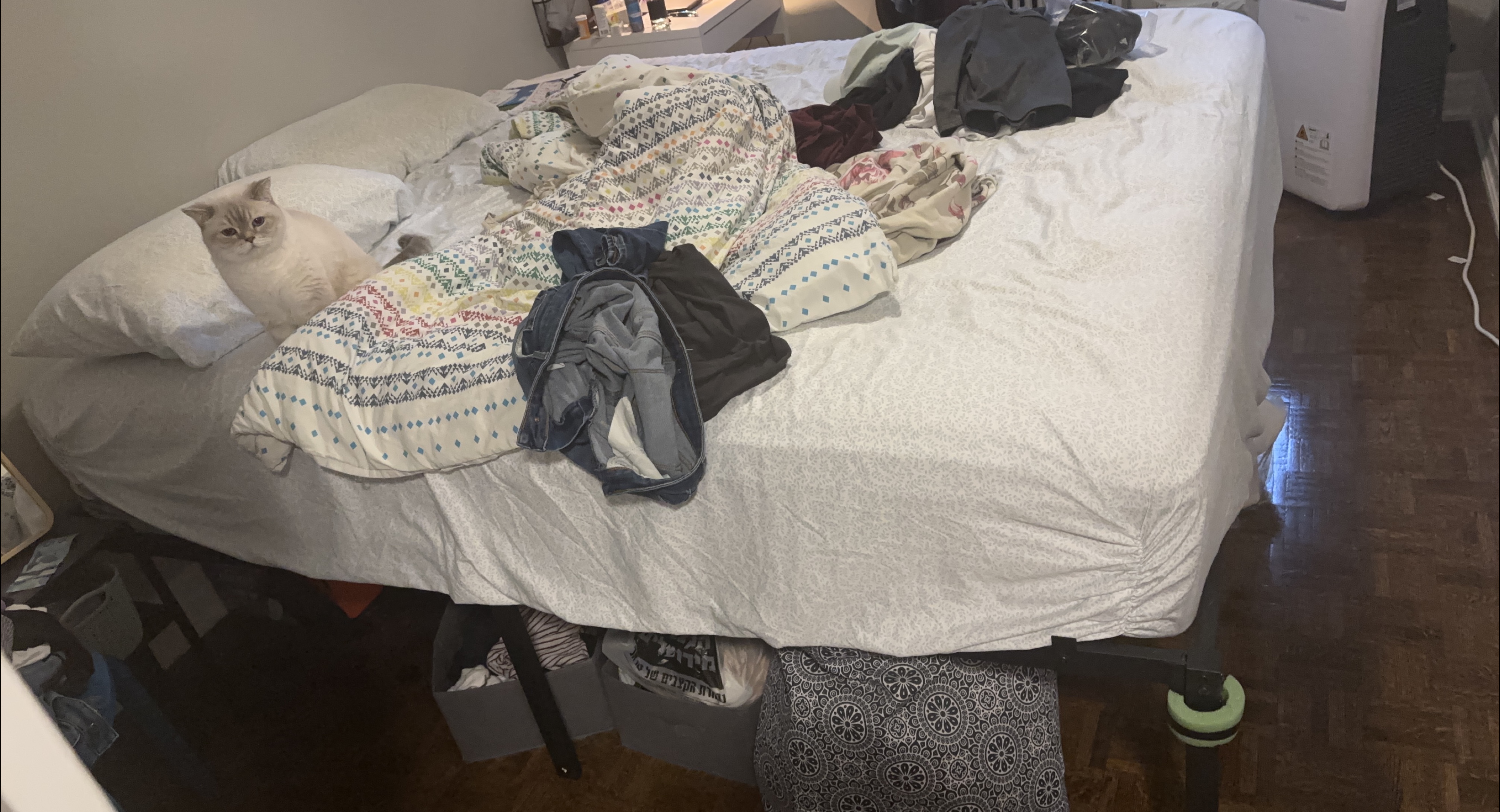 Queen bed thumbnail