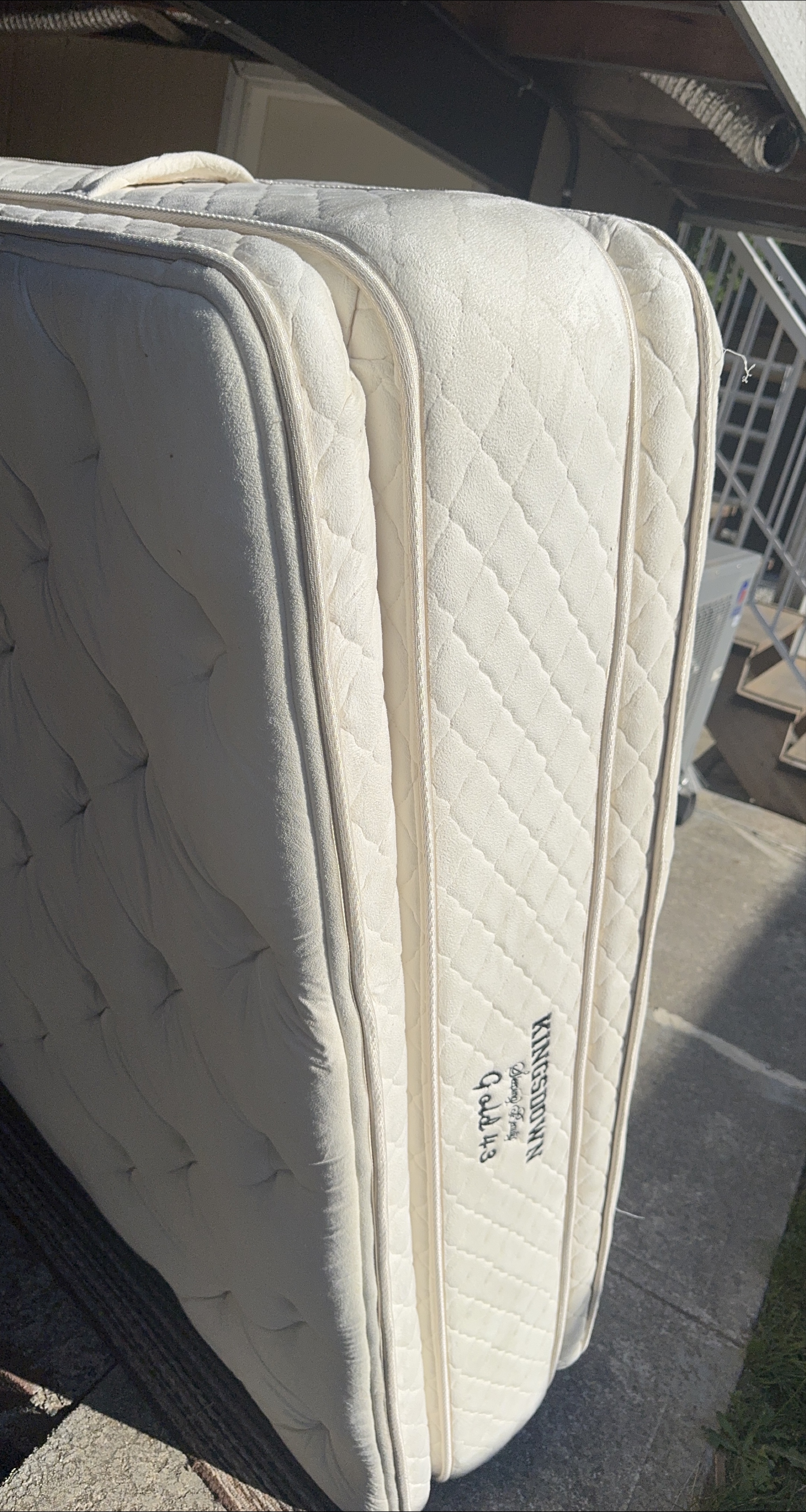 Kingsdown Gold 43 Mattress thumbnail