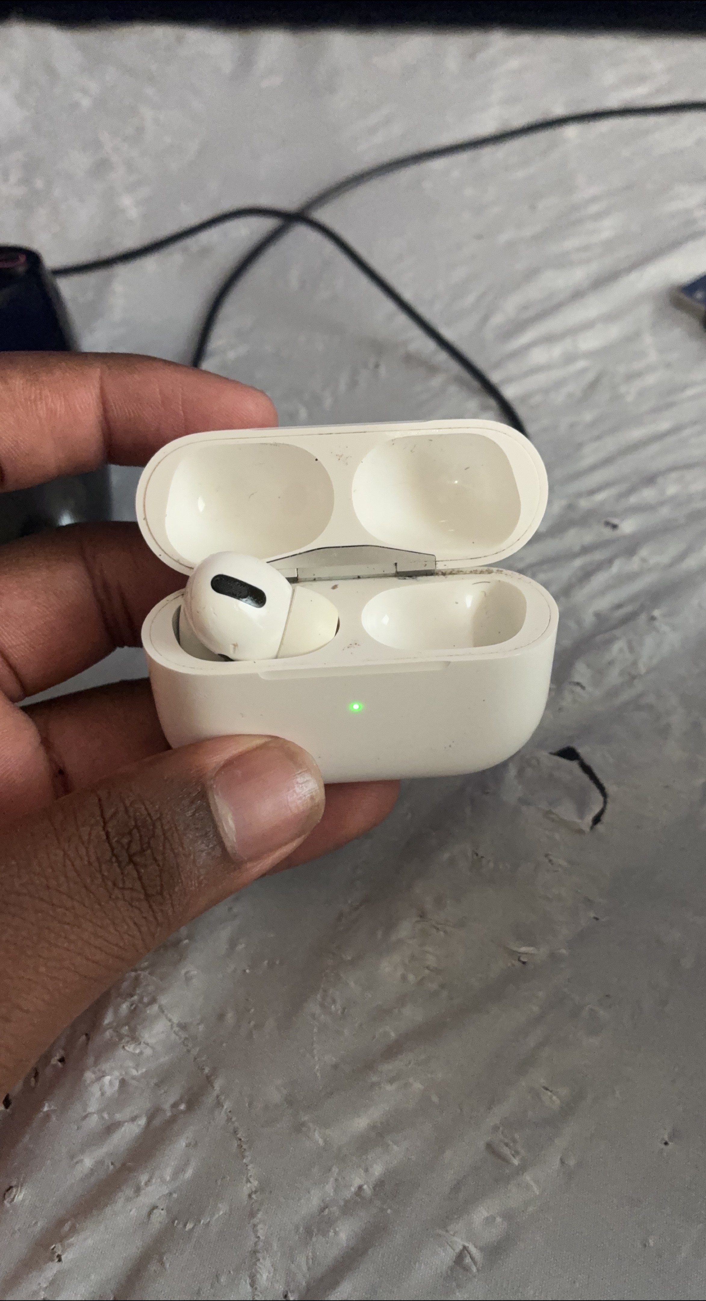 Apple AirPods Pro thumbnail