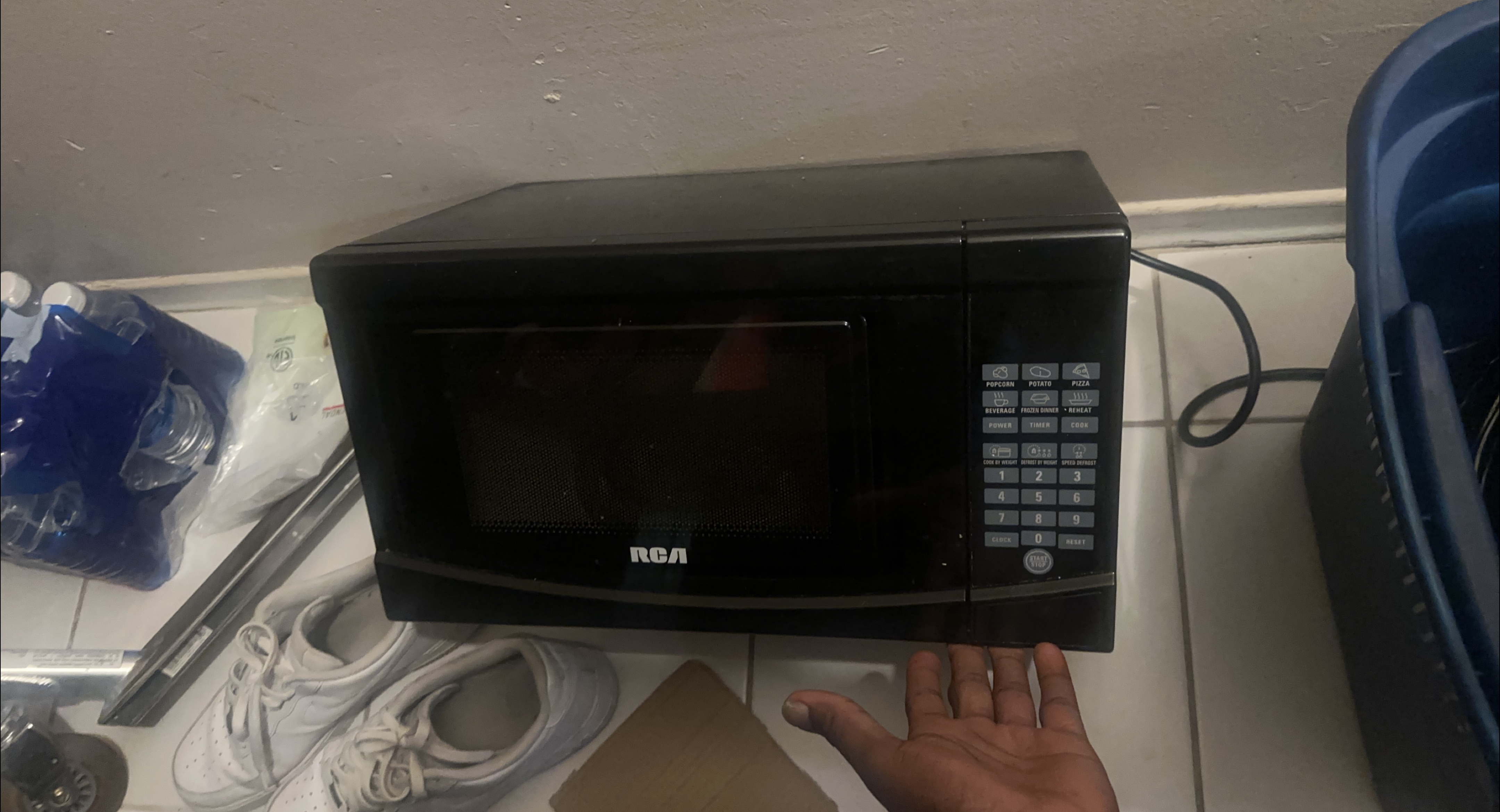 RCA Black Microwave thumbnail