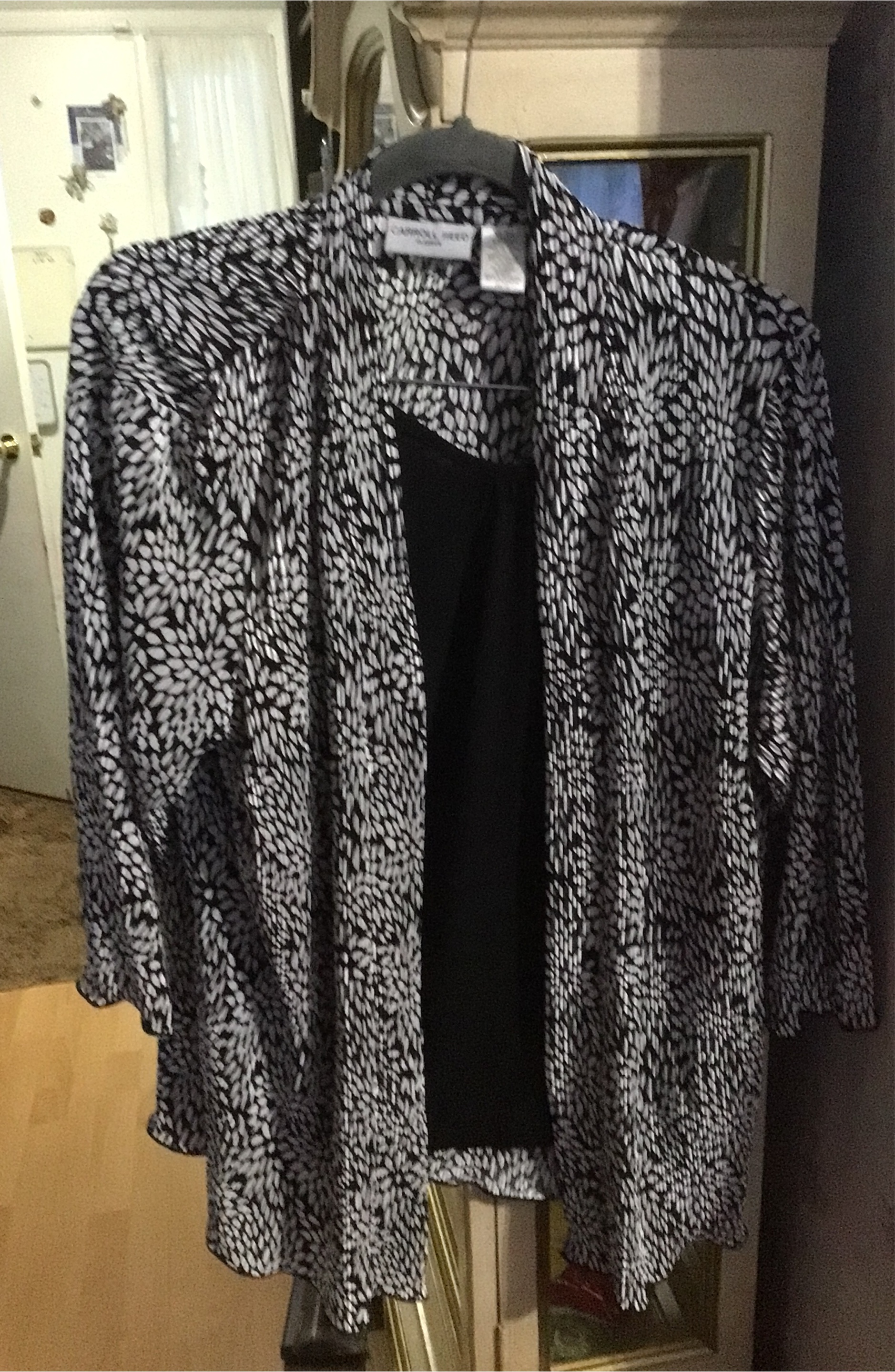 Women’s top black and white size extra large