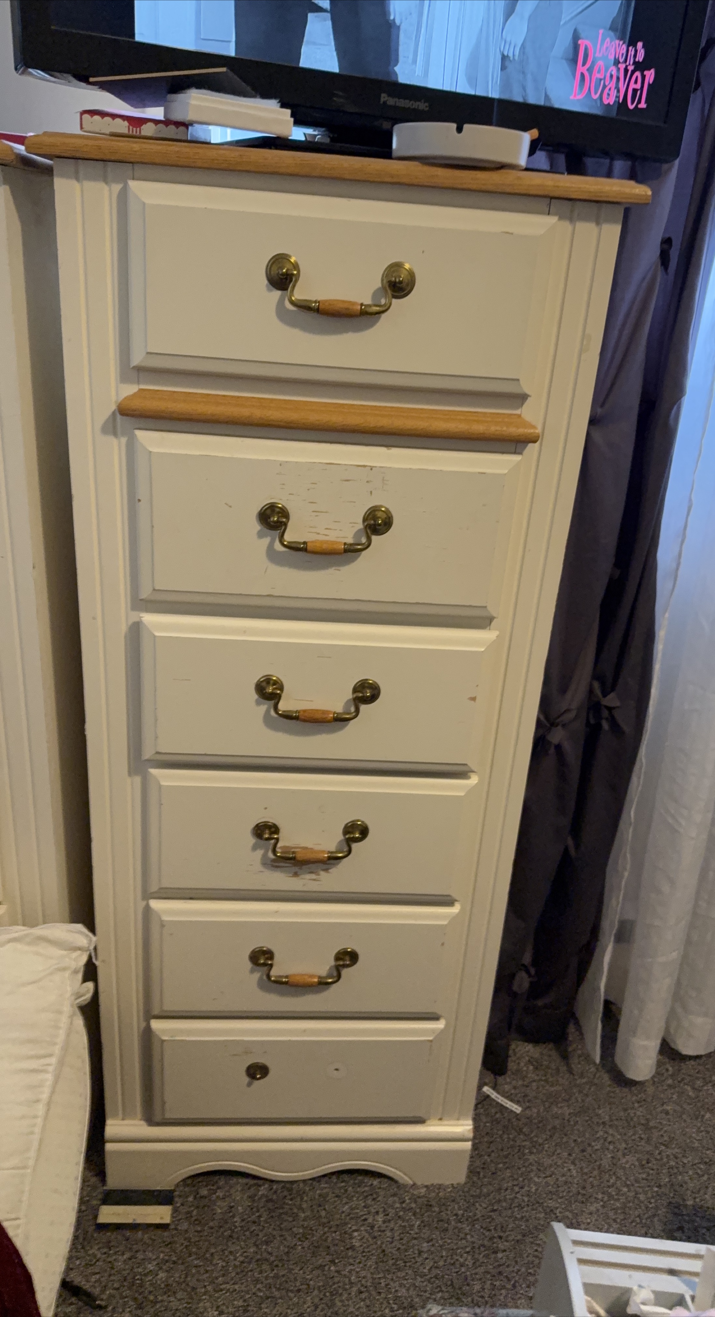 White Wooden Dresser with 6 Drawers thumbnail