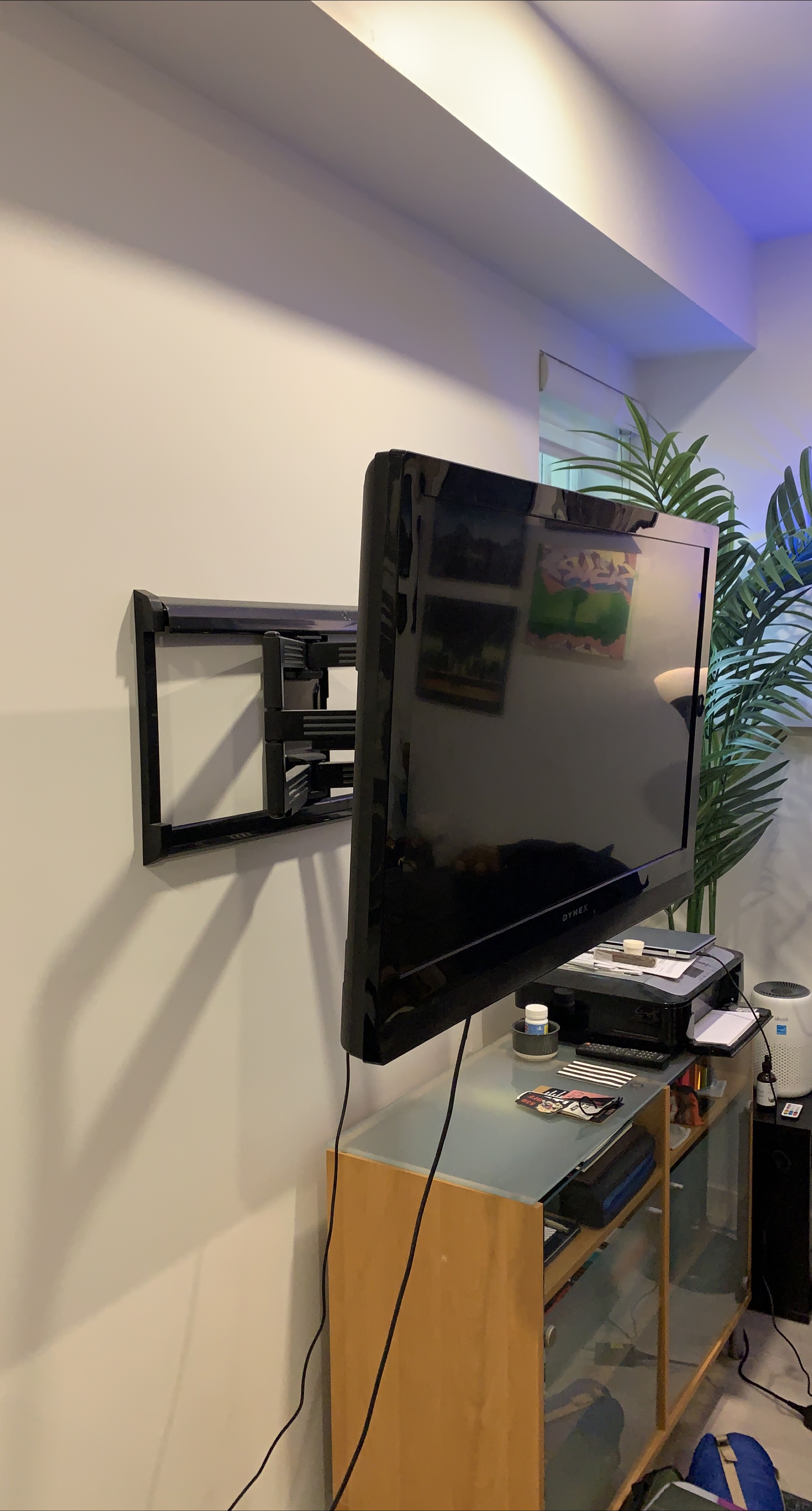 Dynex TV with Wall Mount thumbnail