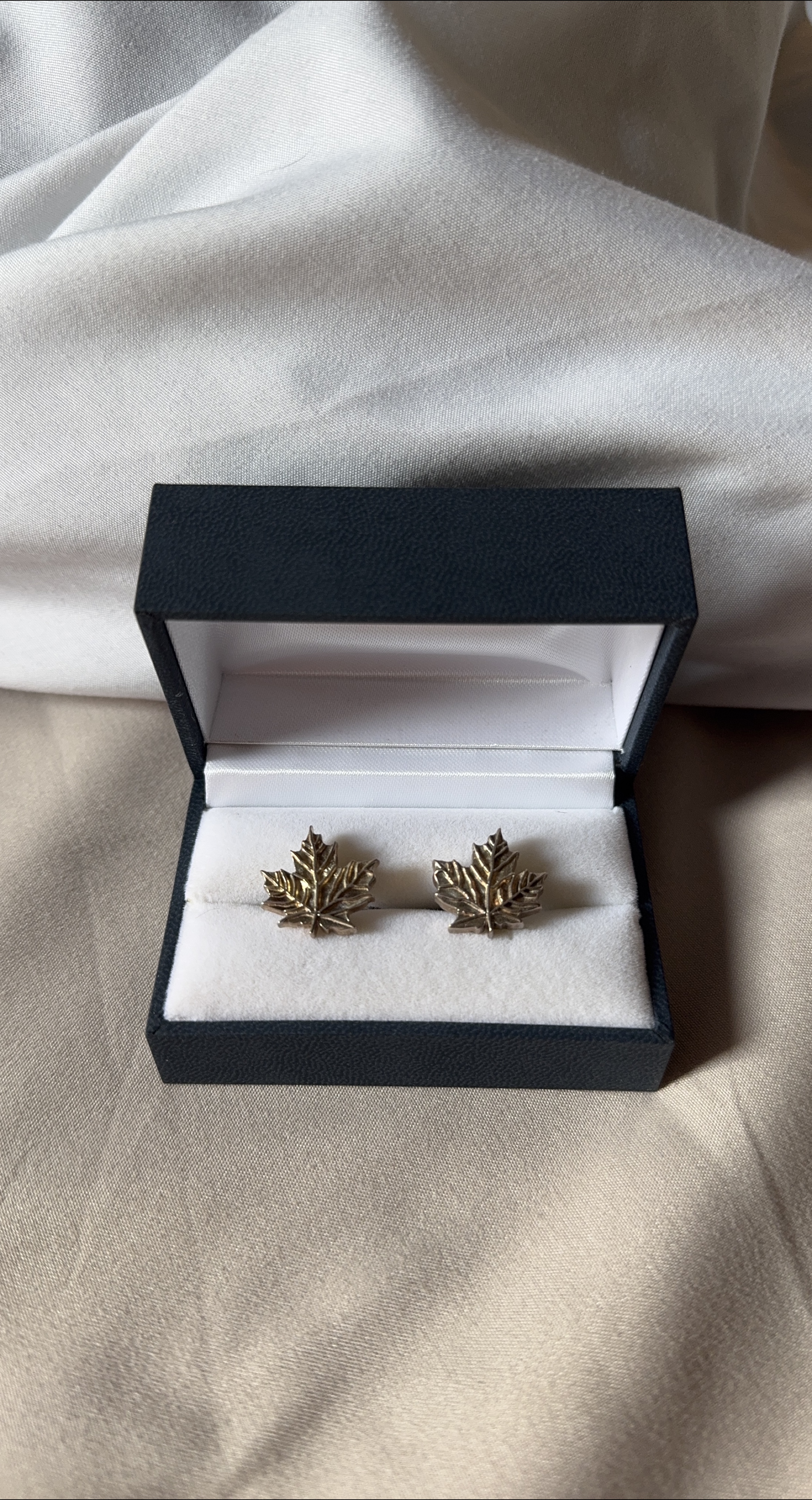 Maple Leaf Cufflinks thumbnail