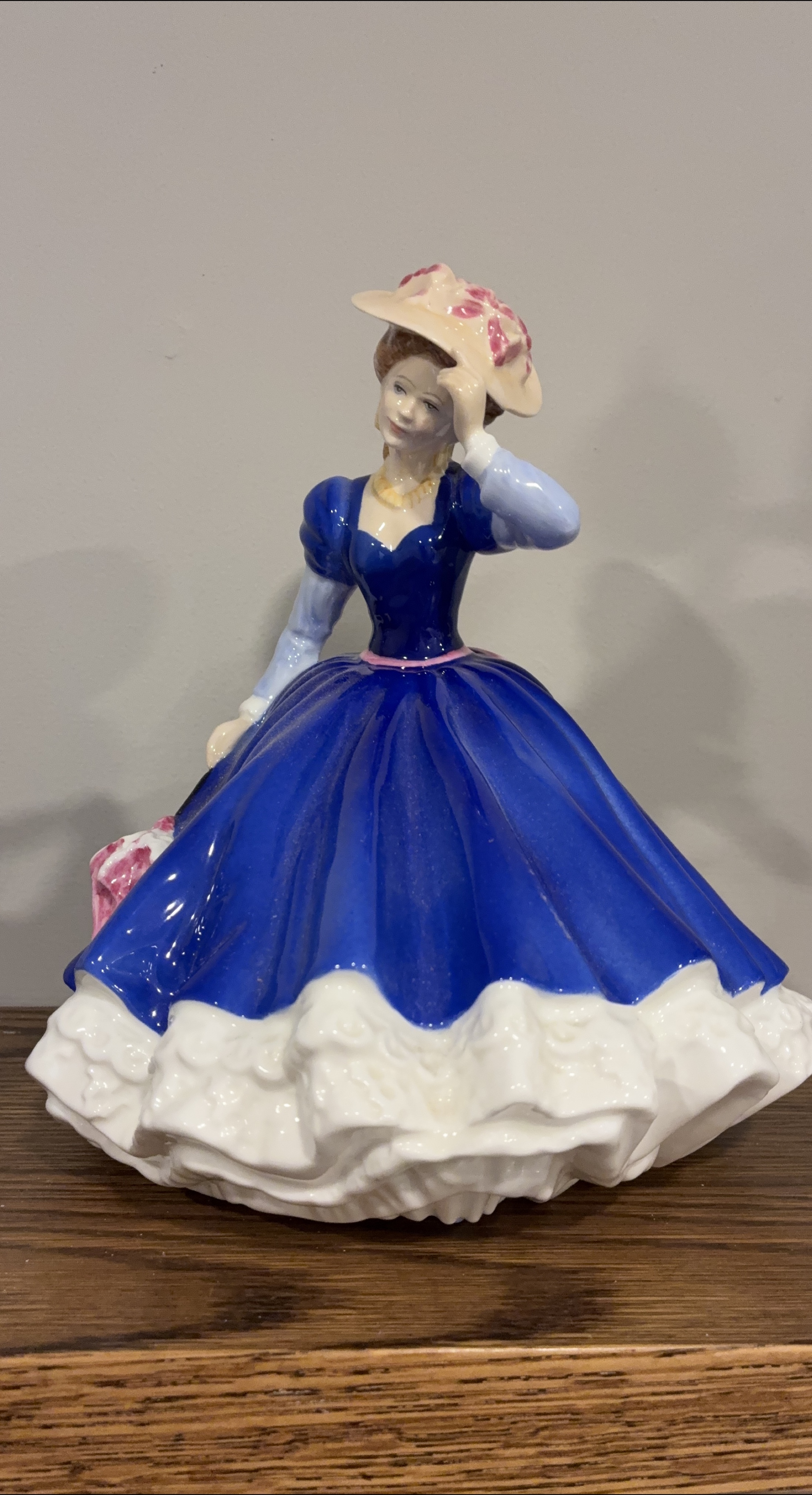 Royal Doulton 'Mary' Figure of the Year 1992 thumbnail