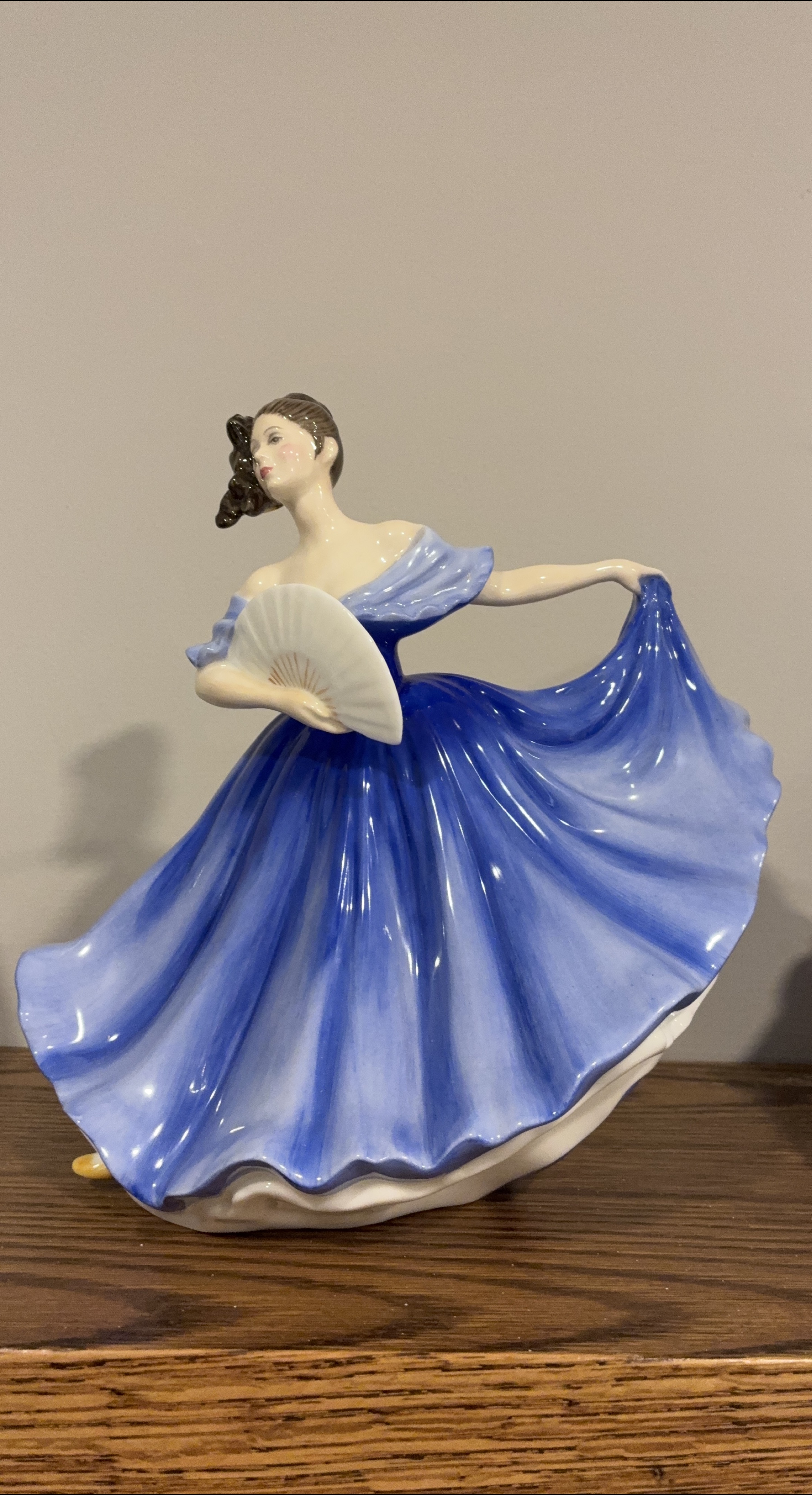 Royal Doulton Elaine Figurine HN 2791 thumbnail