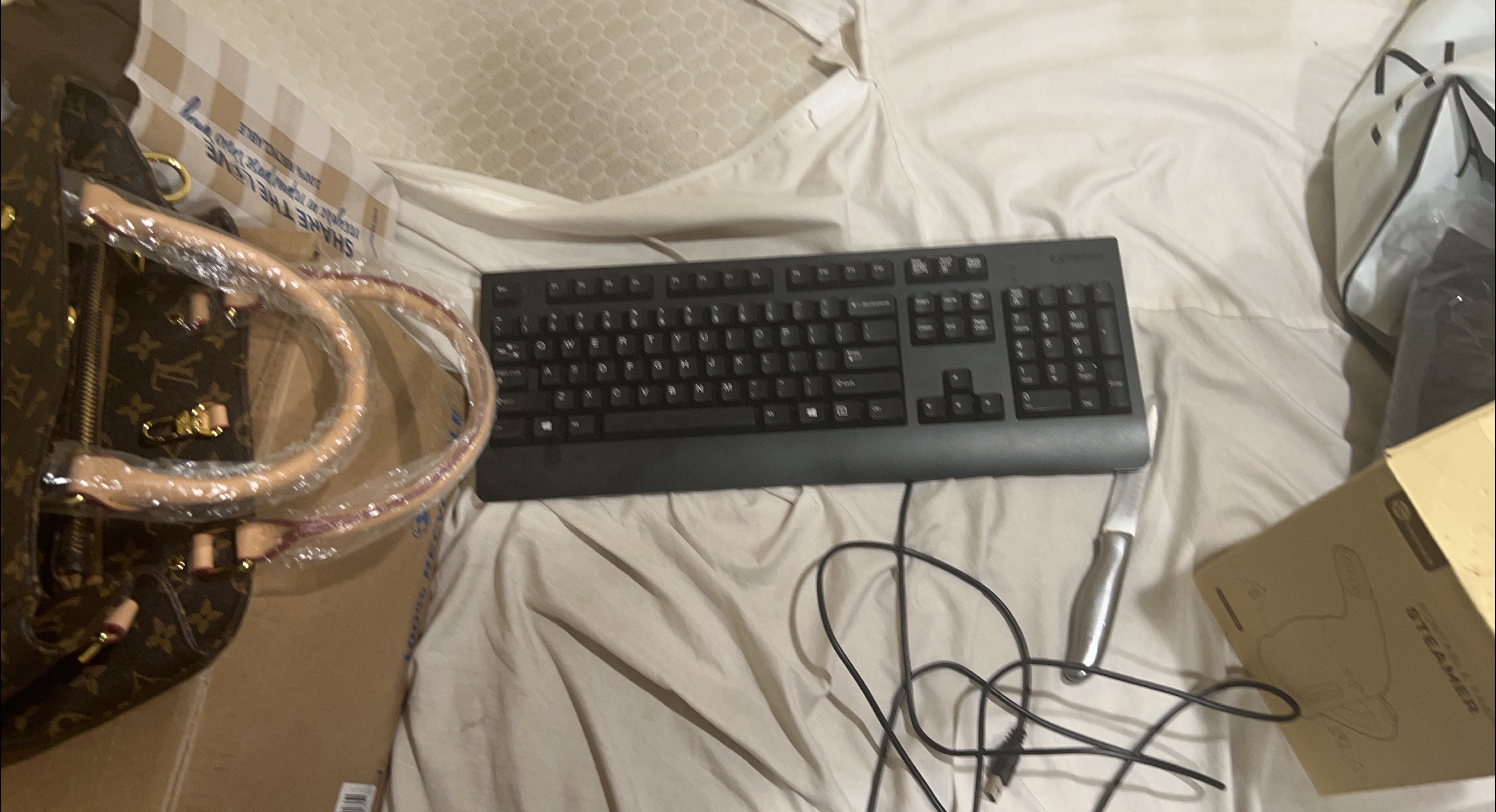 Black wired keyboard