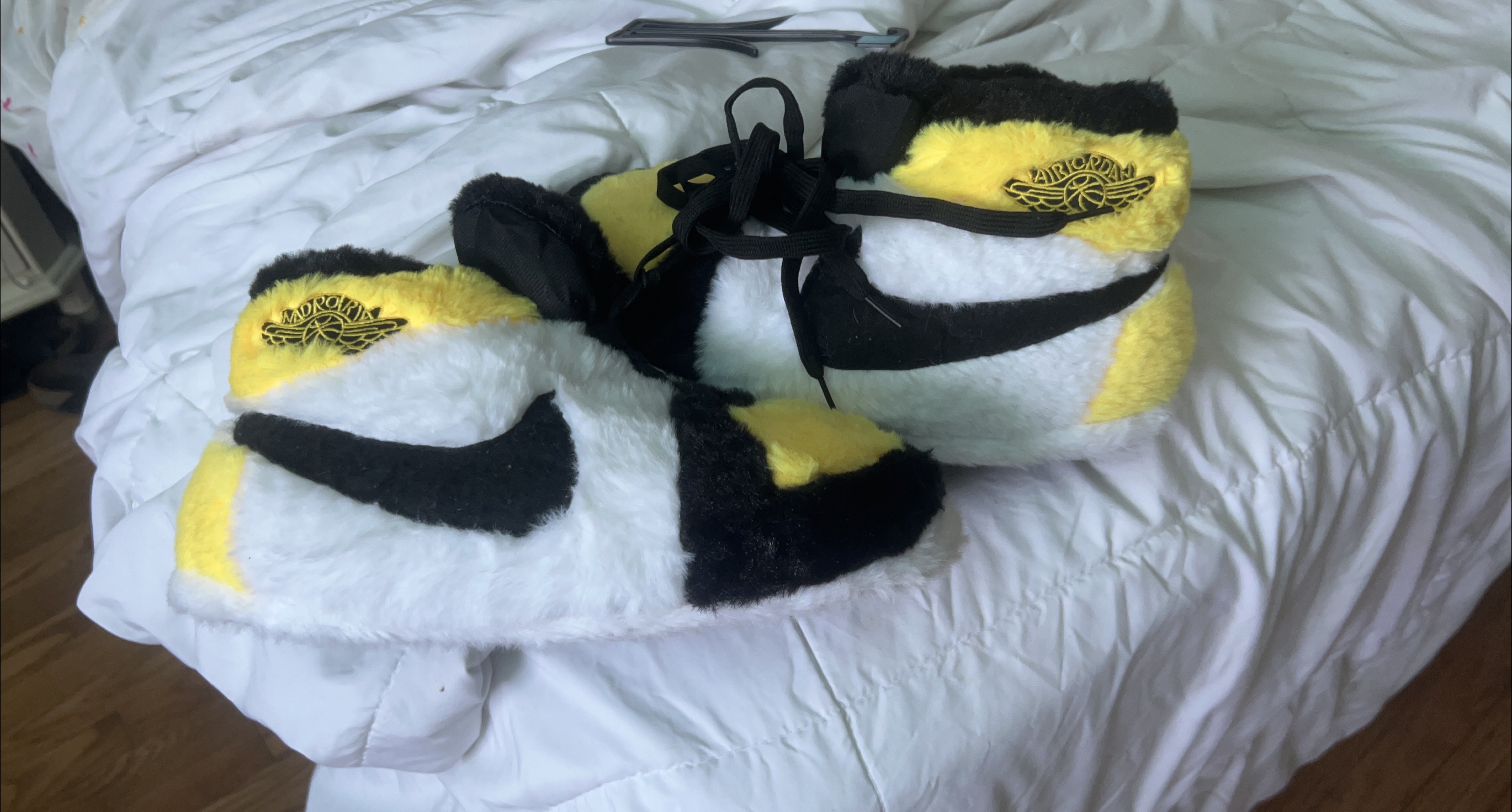 Air Jordan 1 Retro High OG Taxi Slippers thumbnail