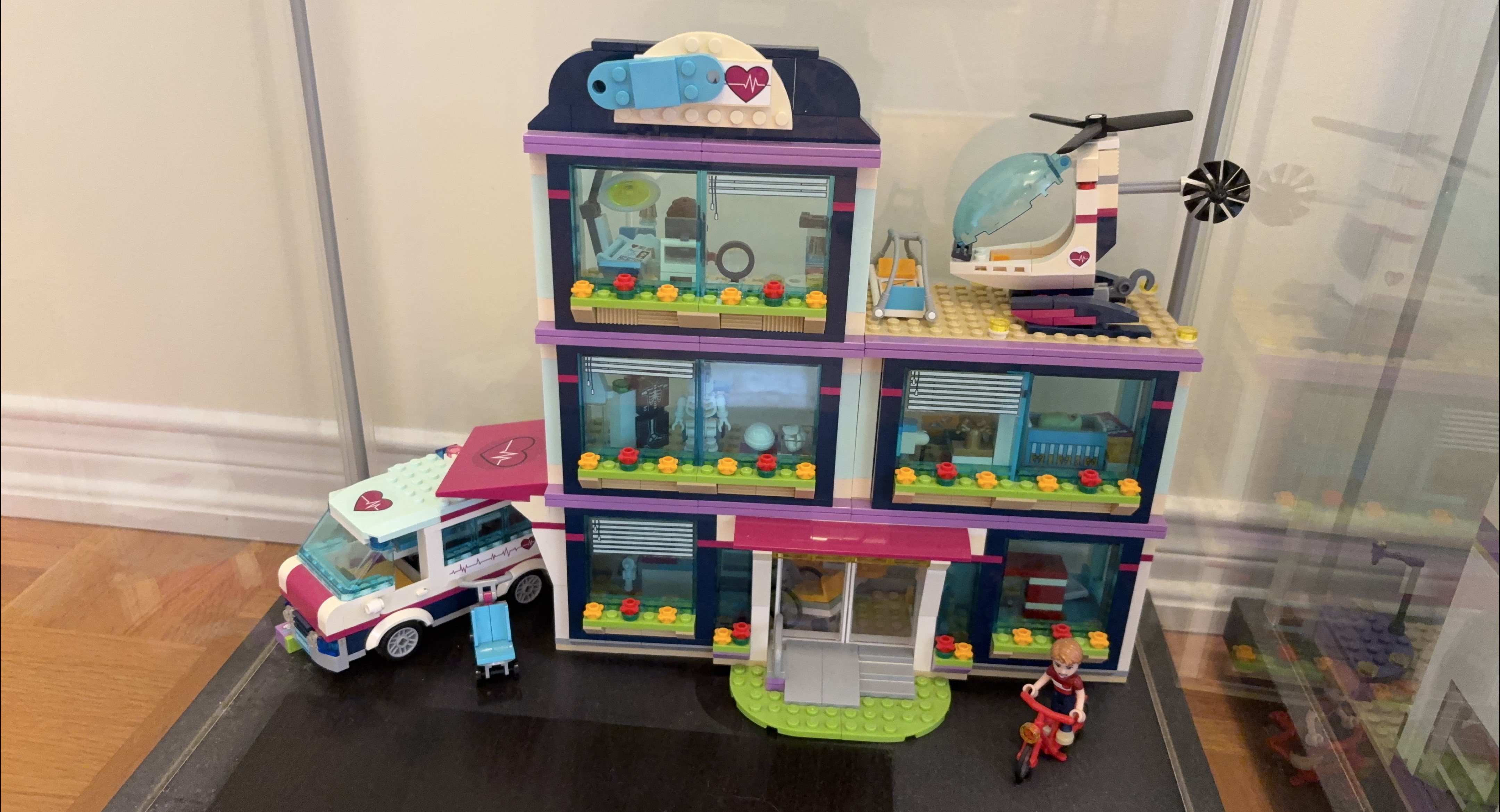 Lego Friends Heartlake Hospital Set thumbnail