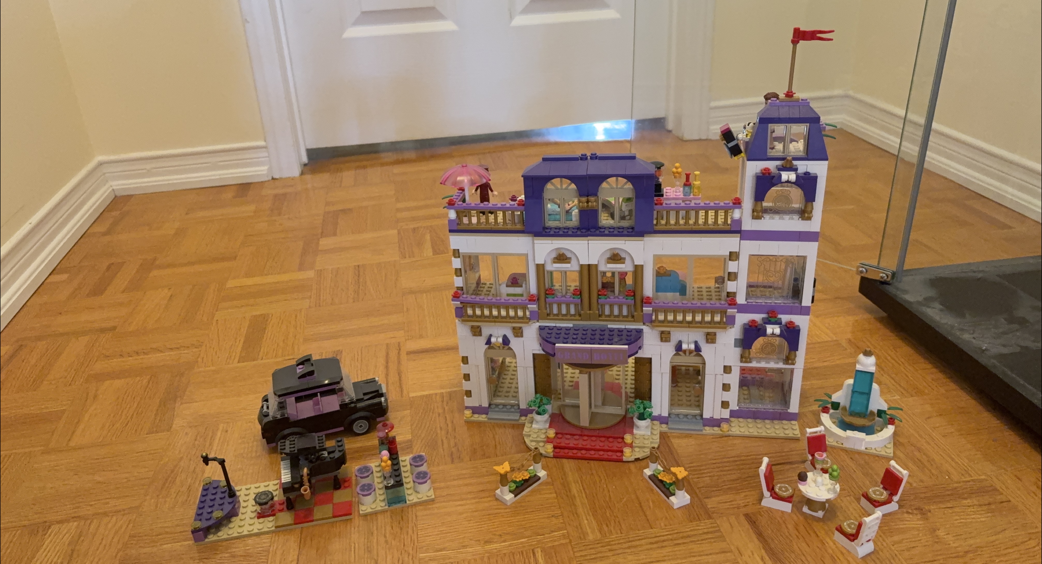Lego Friends Grand Hotel 41684 thumbnail
