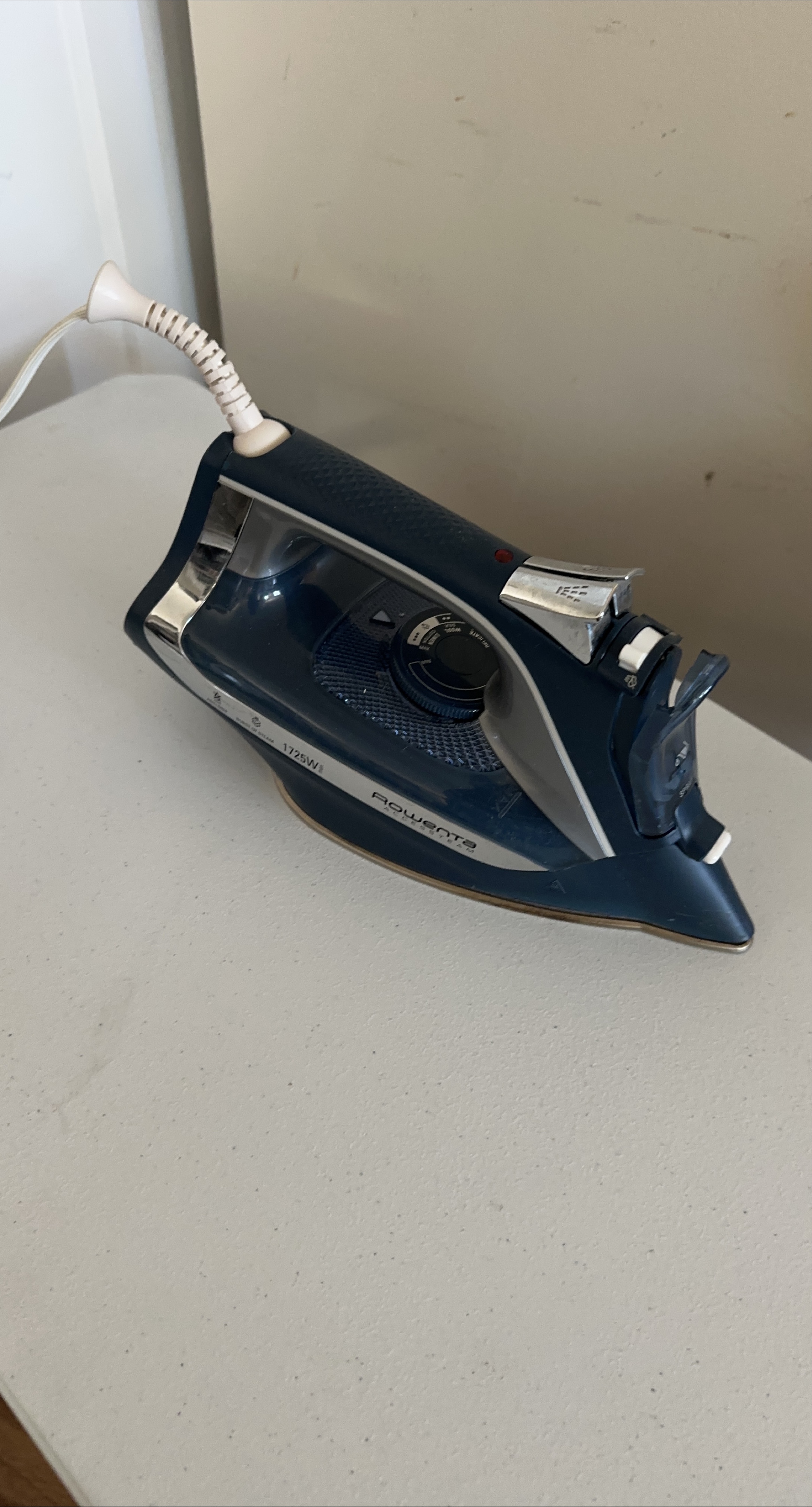 Rowenta 1725W Steam Iron thumbnail