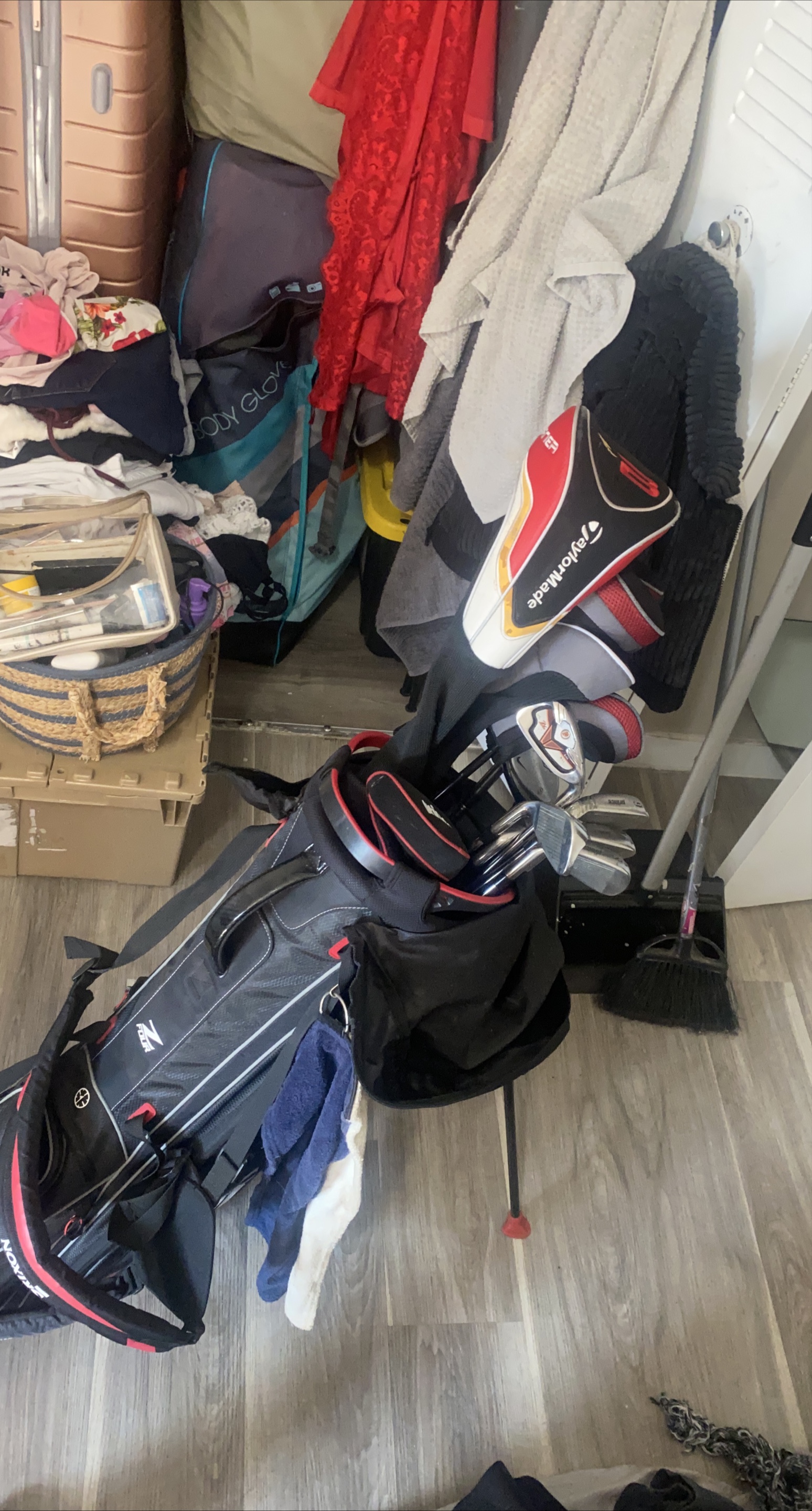Golf Bag with TaylorMade Head Cover thumbnail