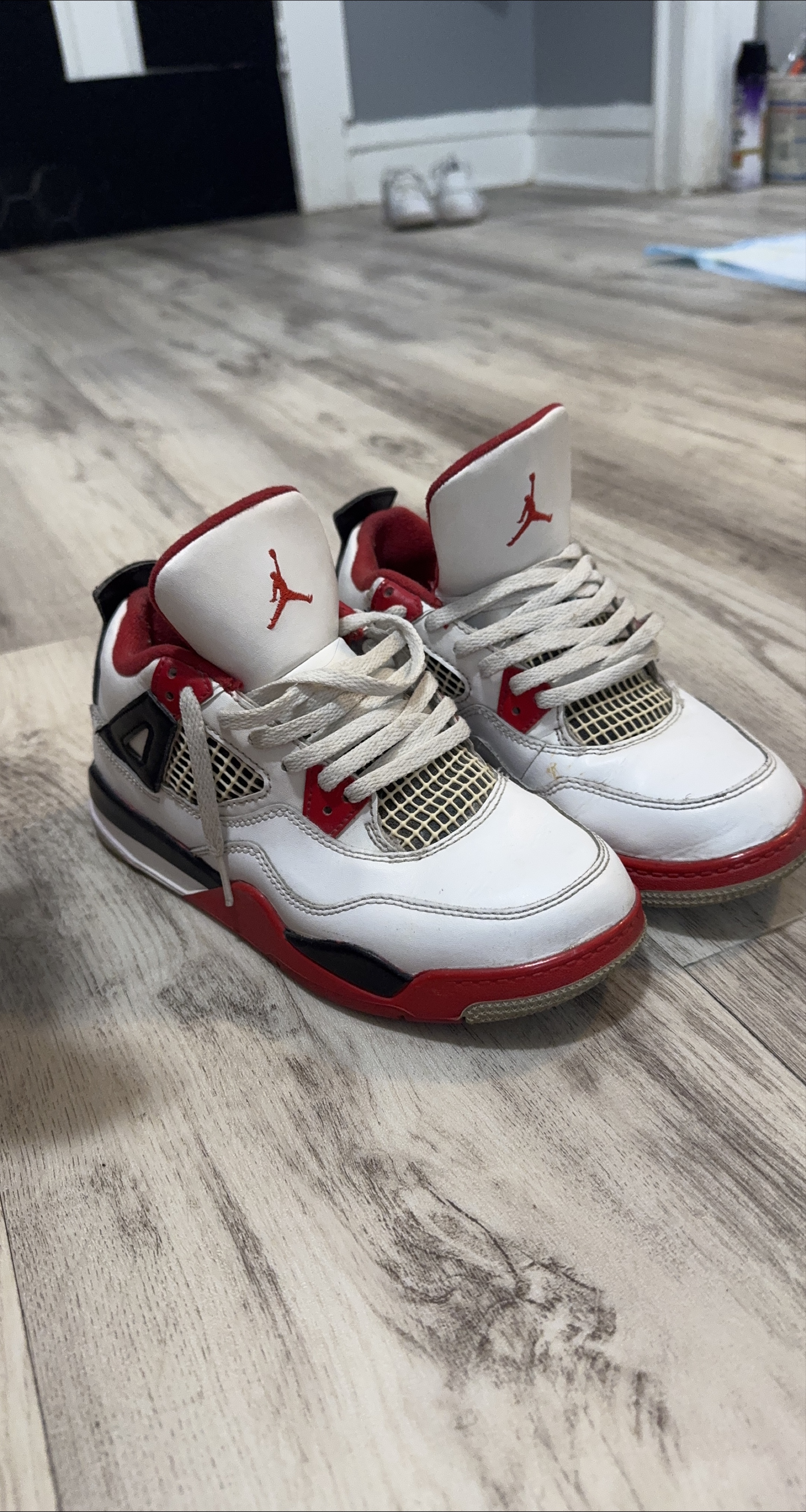 Jordan 4 Retro White/Red Shoes thumbnail