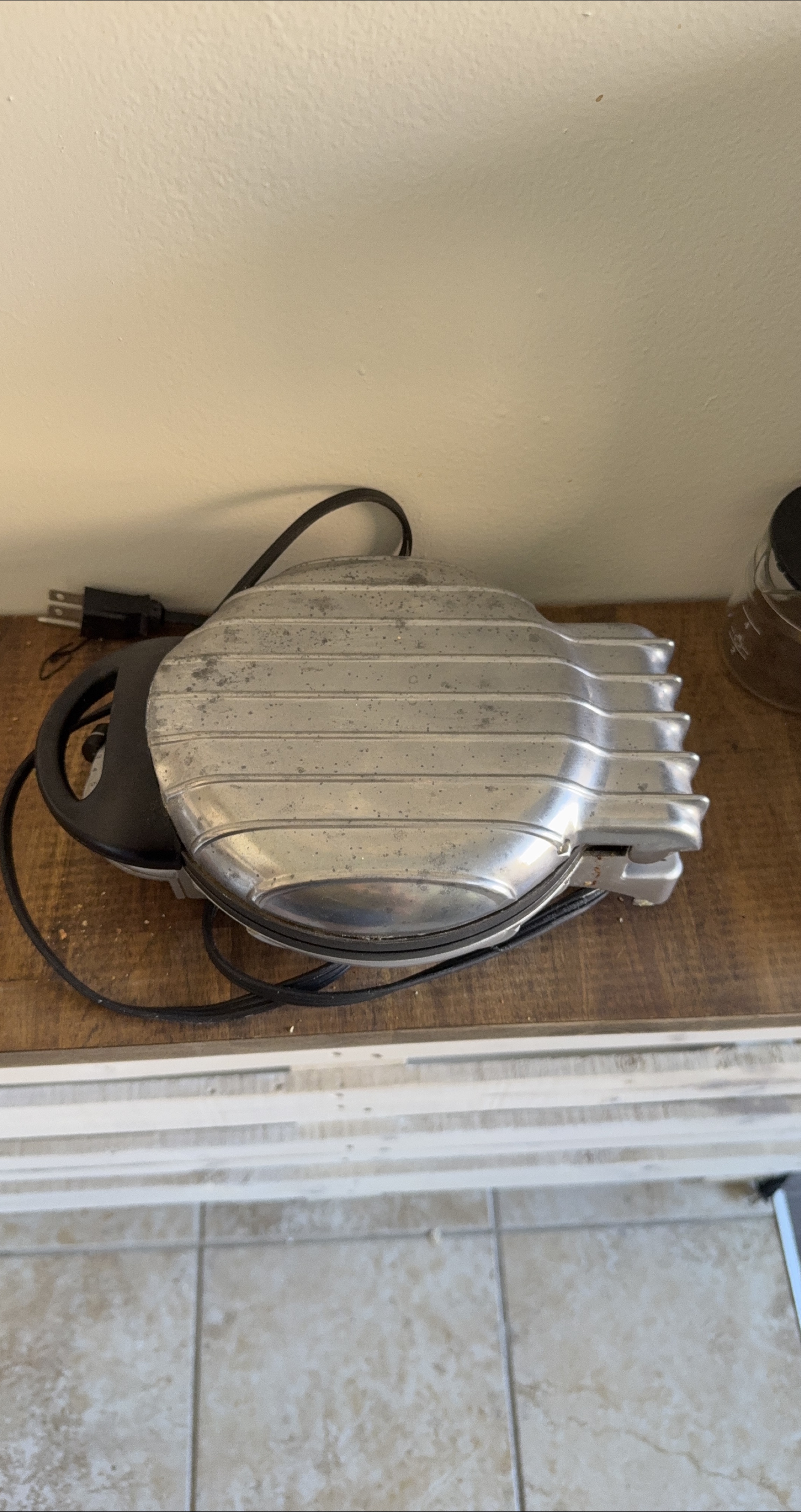 Vintage Waffle Maker thumbnail