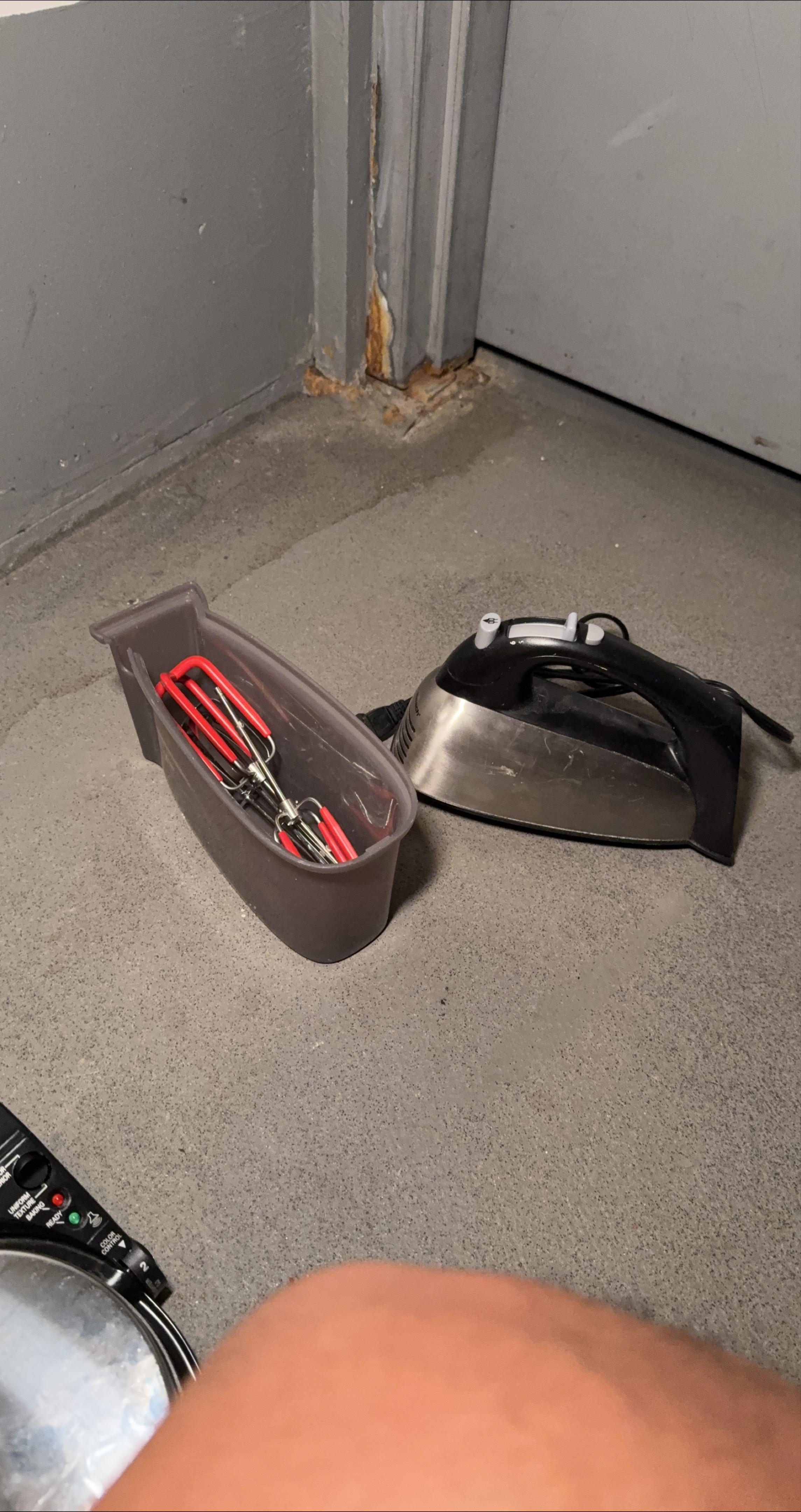 Hand mixer and beaters thumbnail