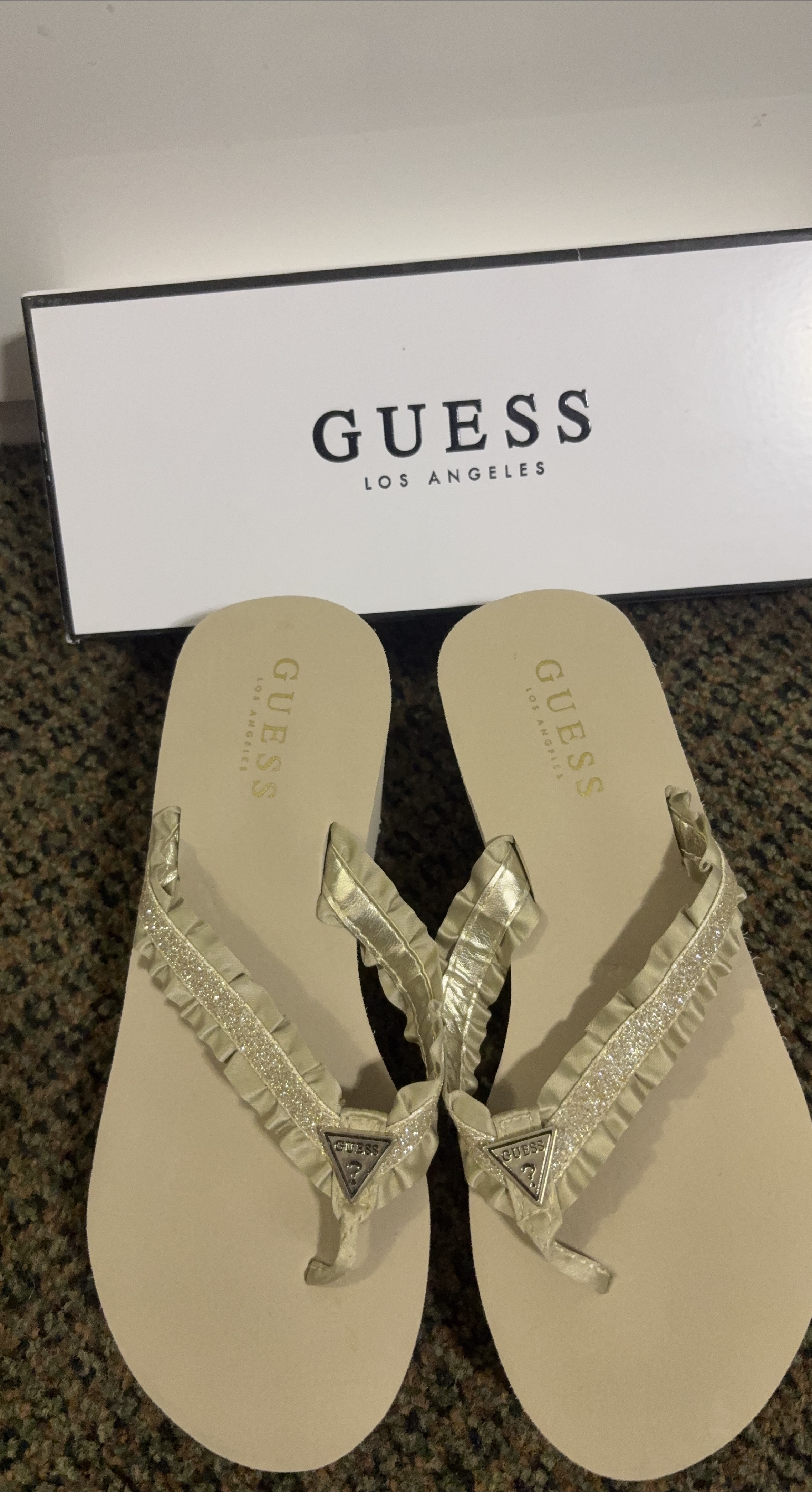 Guess Flip Flops - Size 6