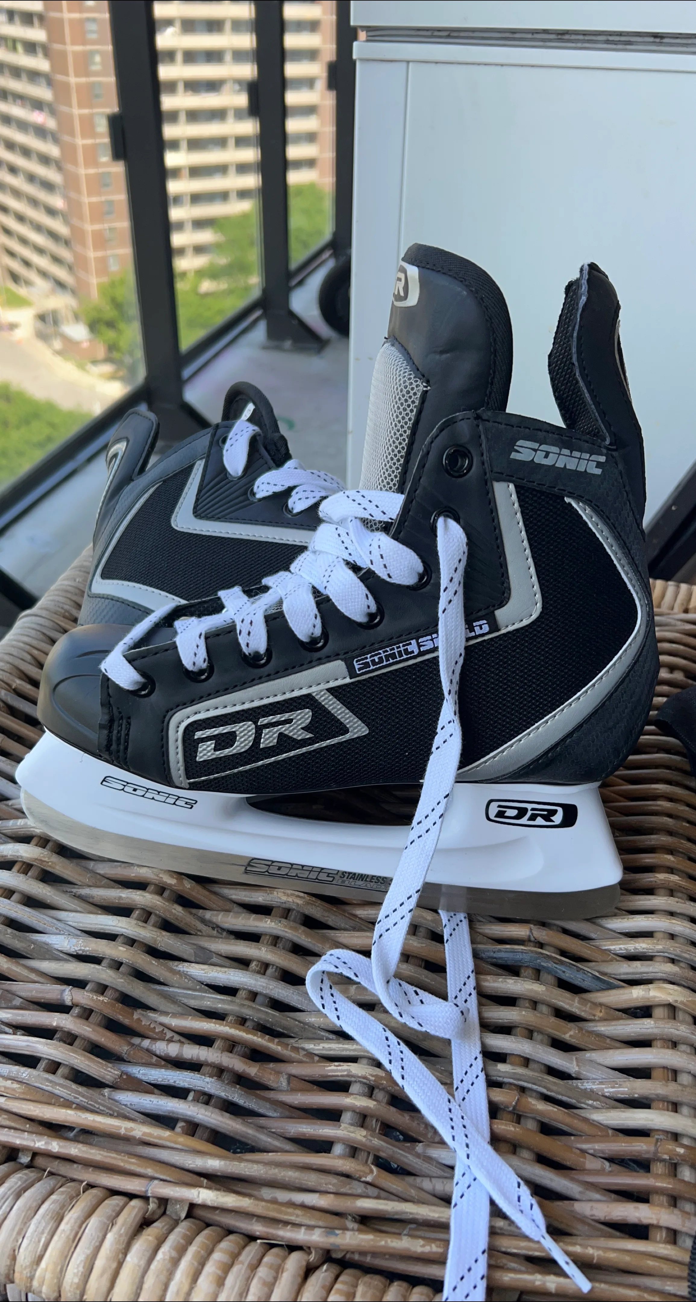 DR Sonic Ice Skates Size 5