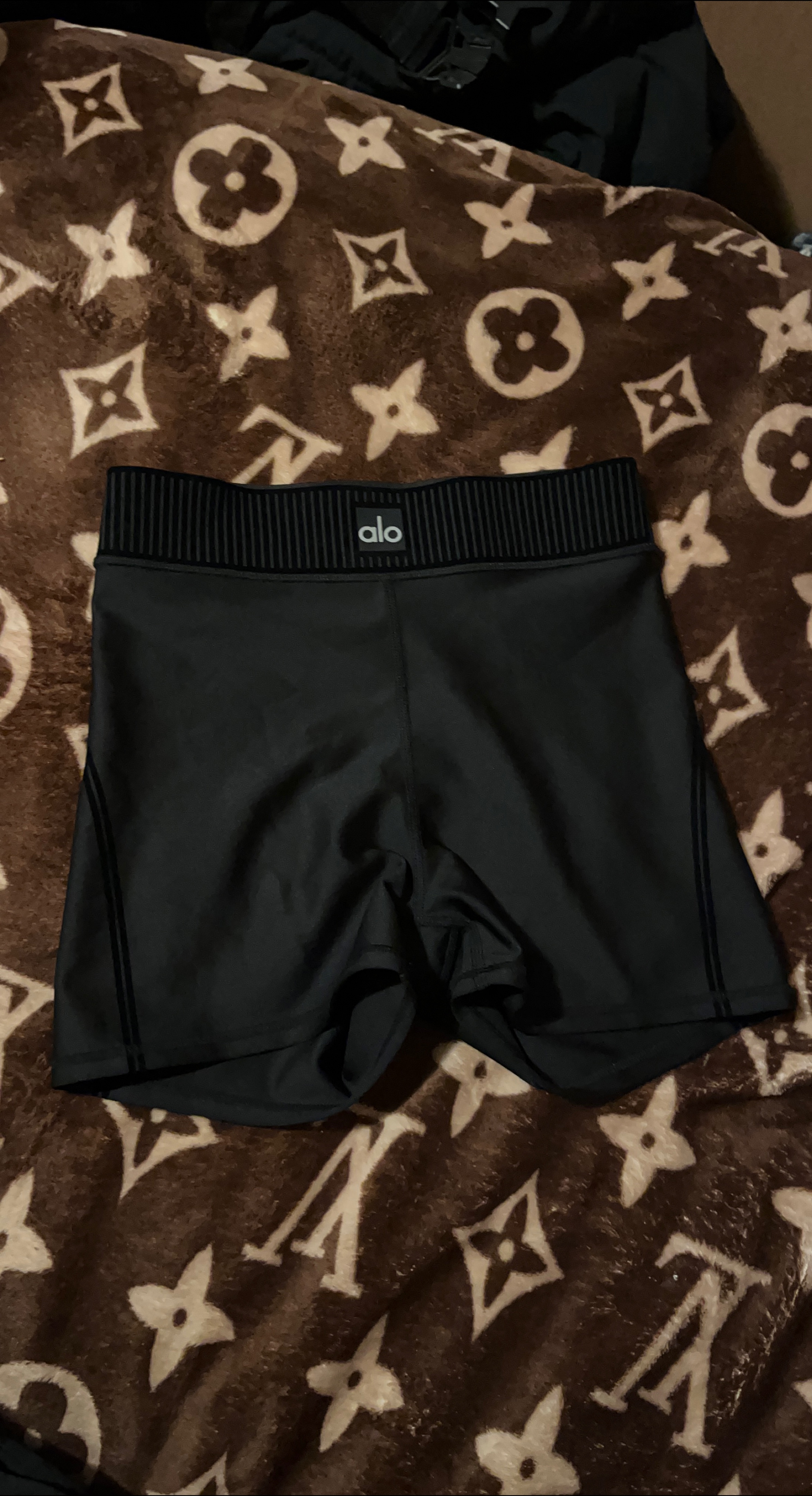 Alo Yoga Shorts XS thumbnail