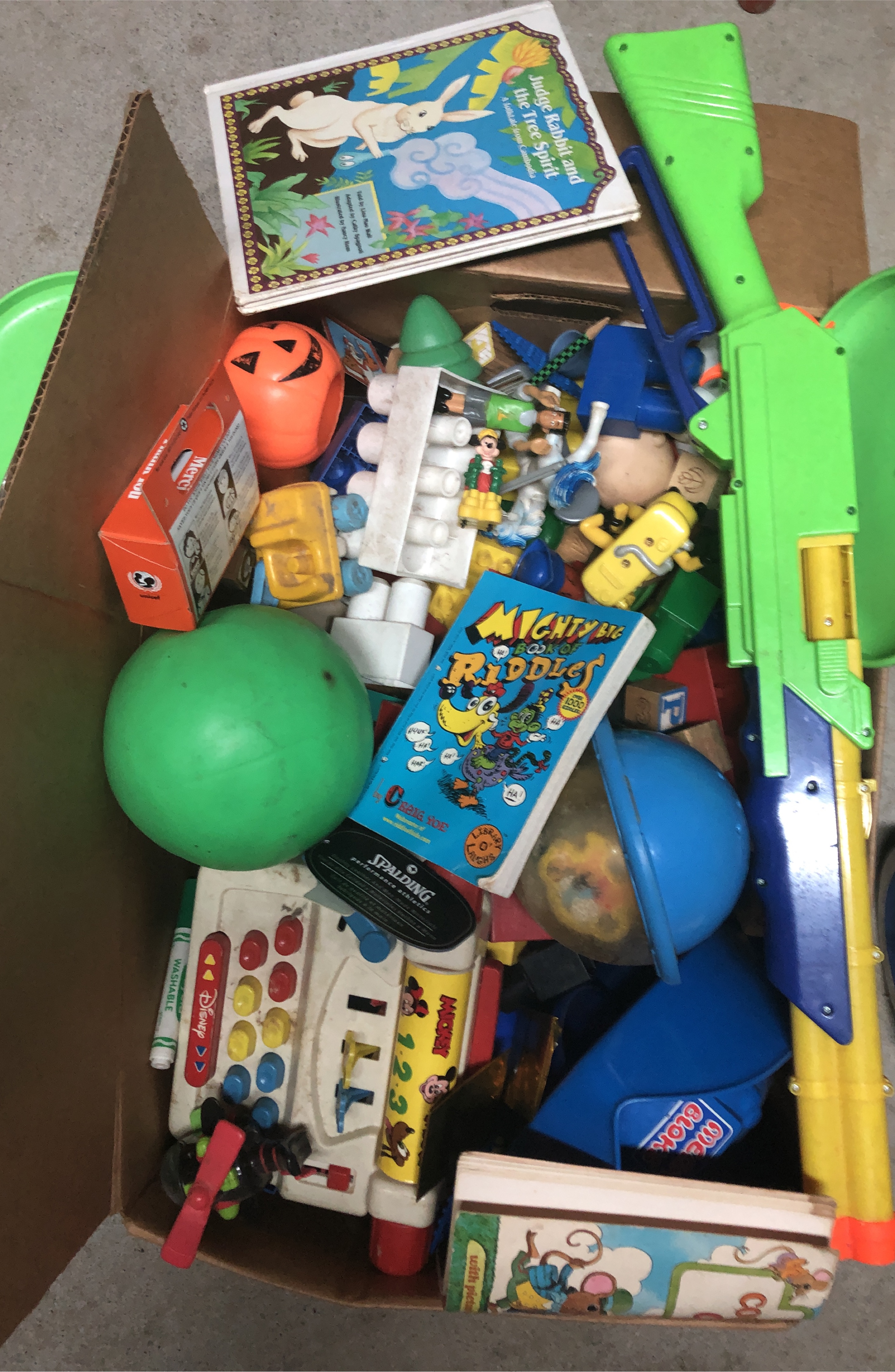 🇨🇦🆓Box of used Mixed Toys & Books🇨🇦 thumbnail