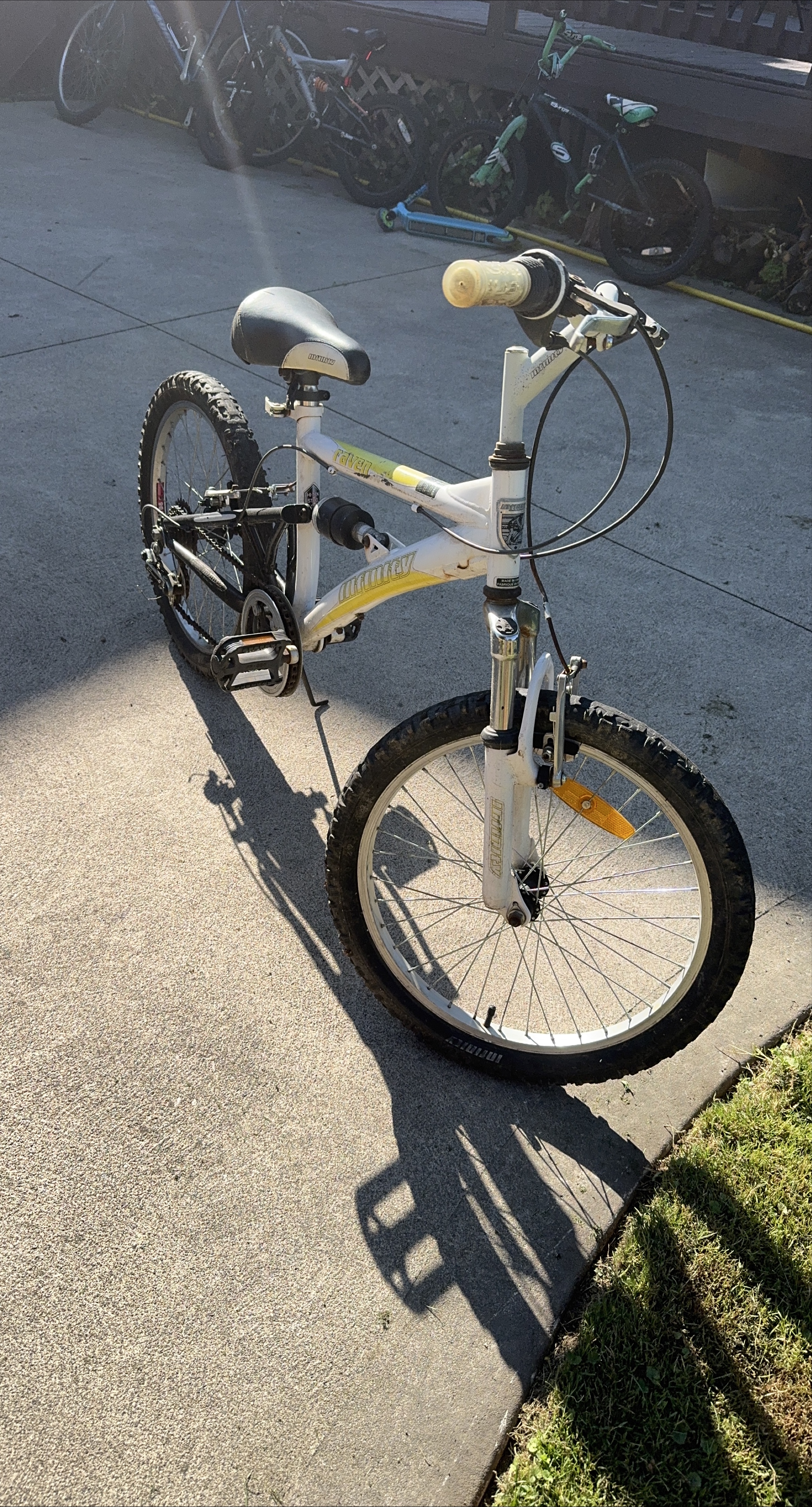 Infinity Raven Mountain Bike - White thumbnail