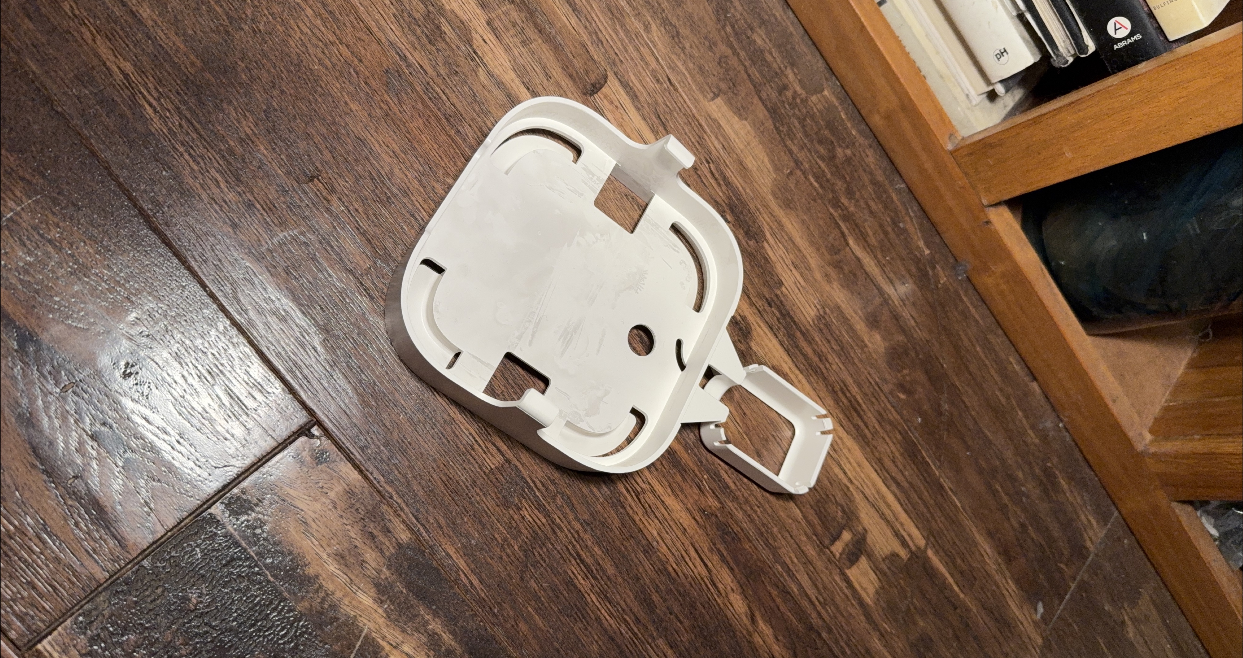 Outlet Wall Mount for eero Pro 6 thumbnail