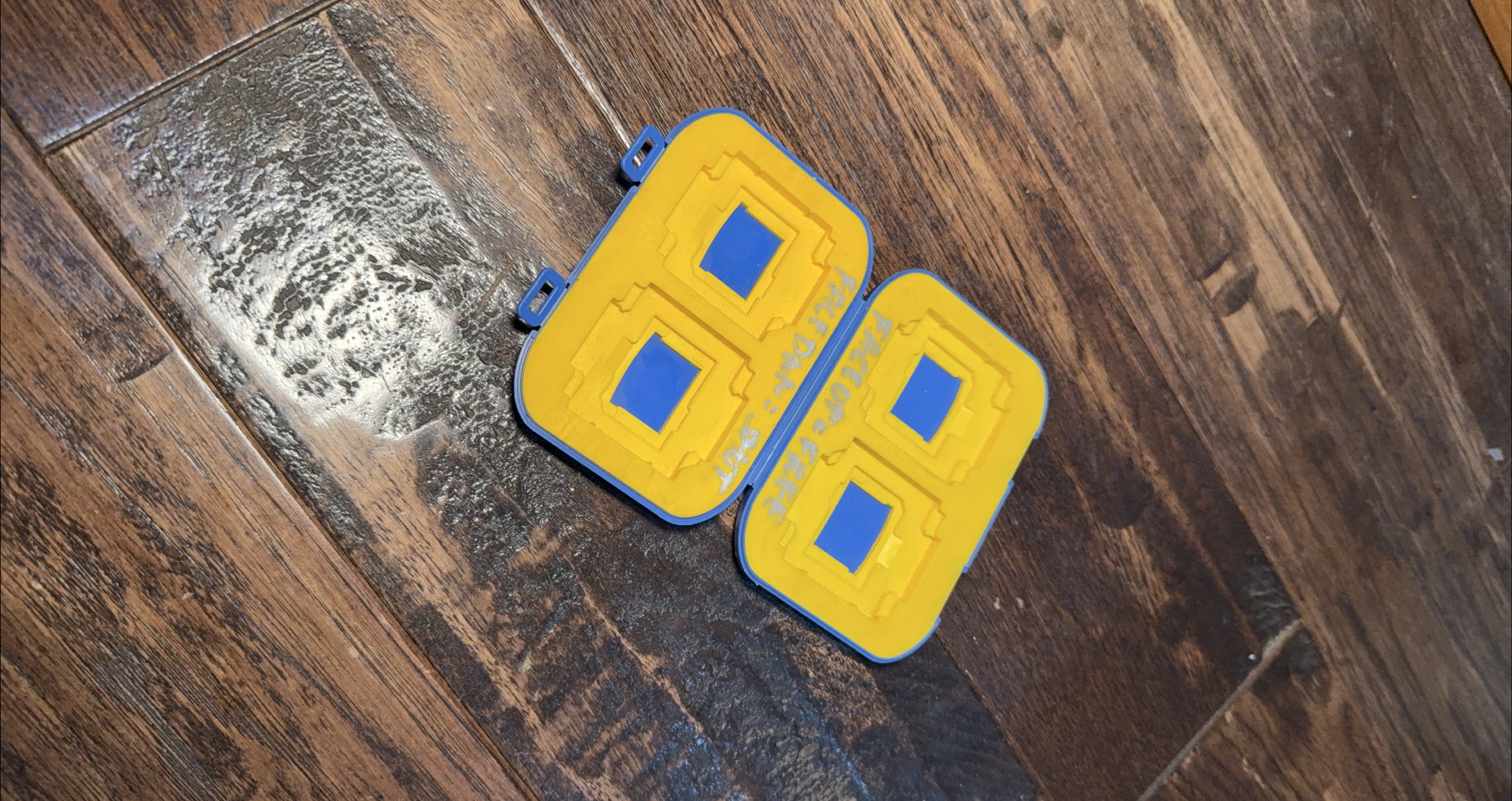 COMPACT FLASH CARD HOLDER thumbnail