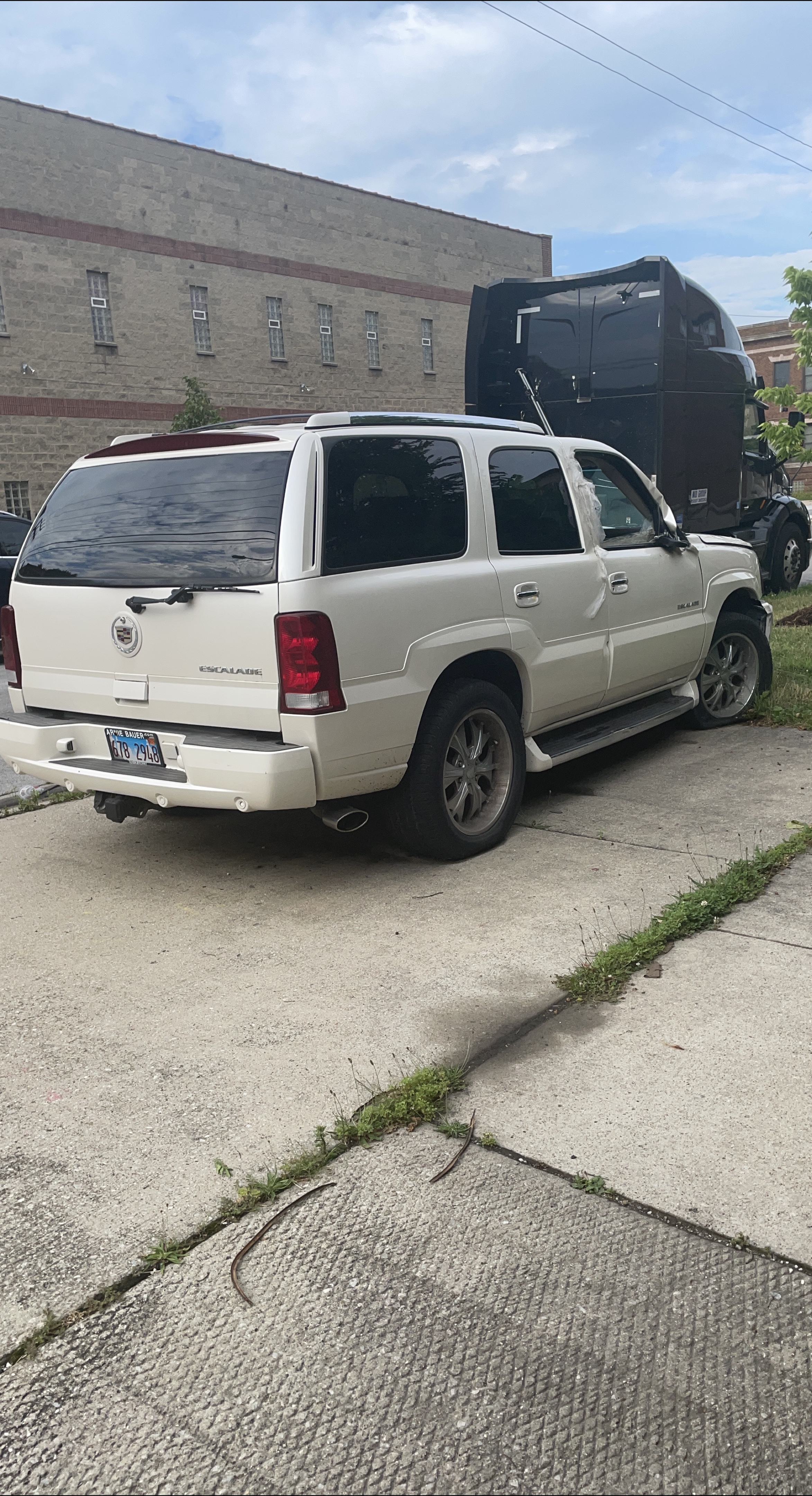 Cadillac Escalade SUV - Damaged thumbnail