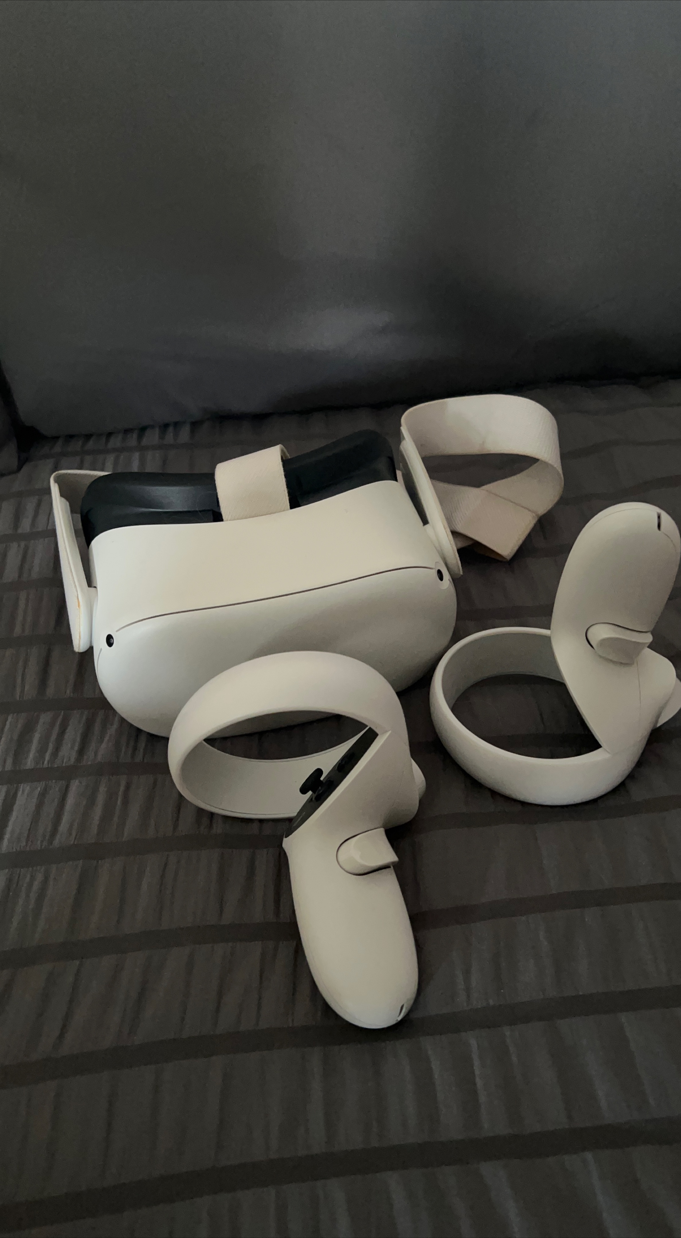 Meta Quest 2 VR Headset - Great Condition! thumbnail