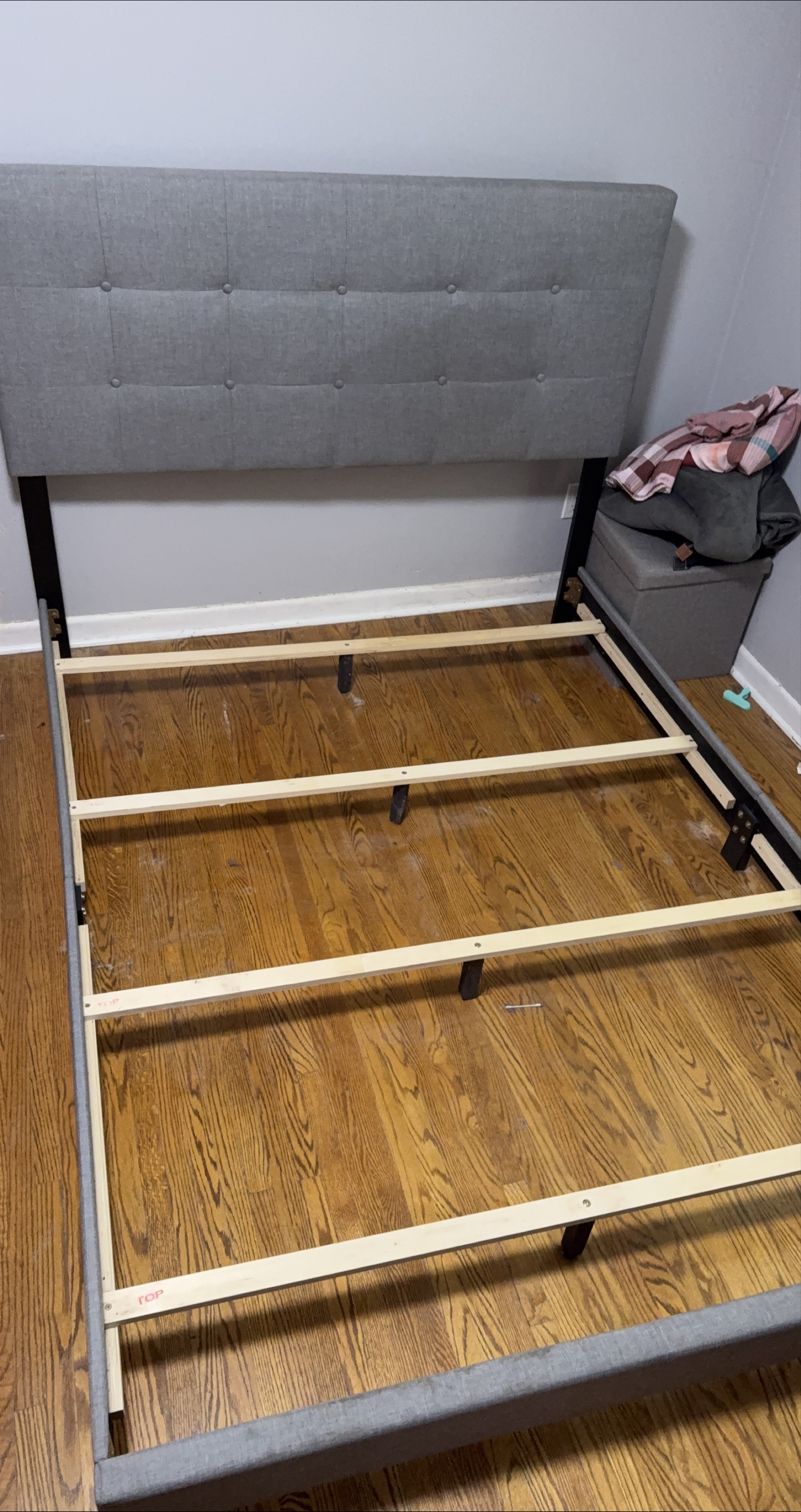 Upholstered Platform Bed Frame - Grey queen size - photo 2