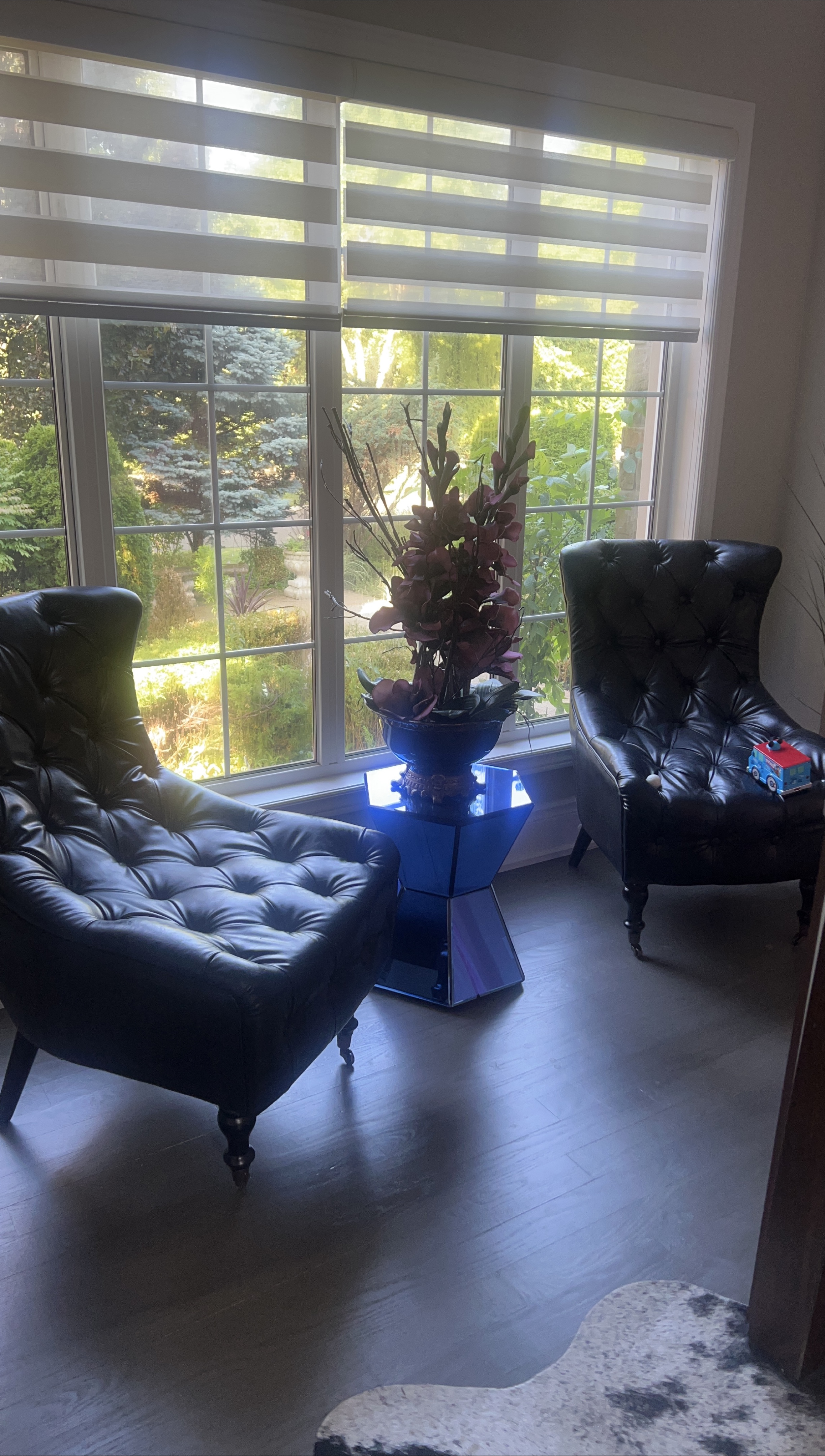 Black Tufted Armchair - Classic Style thumbnail