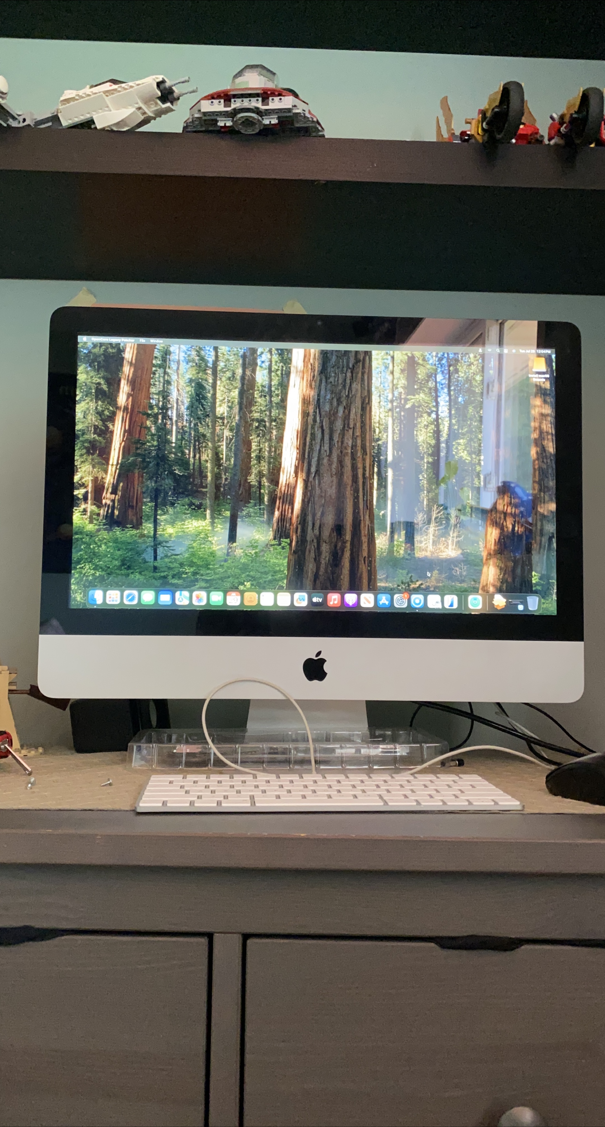 Apple iMac Desktop Computer thumbnail