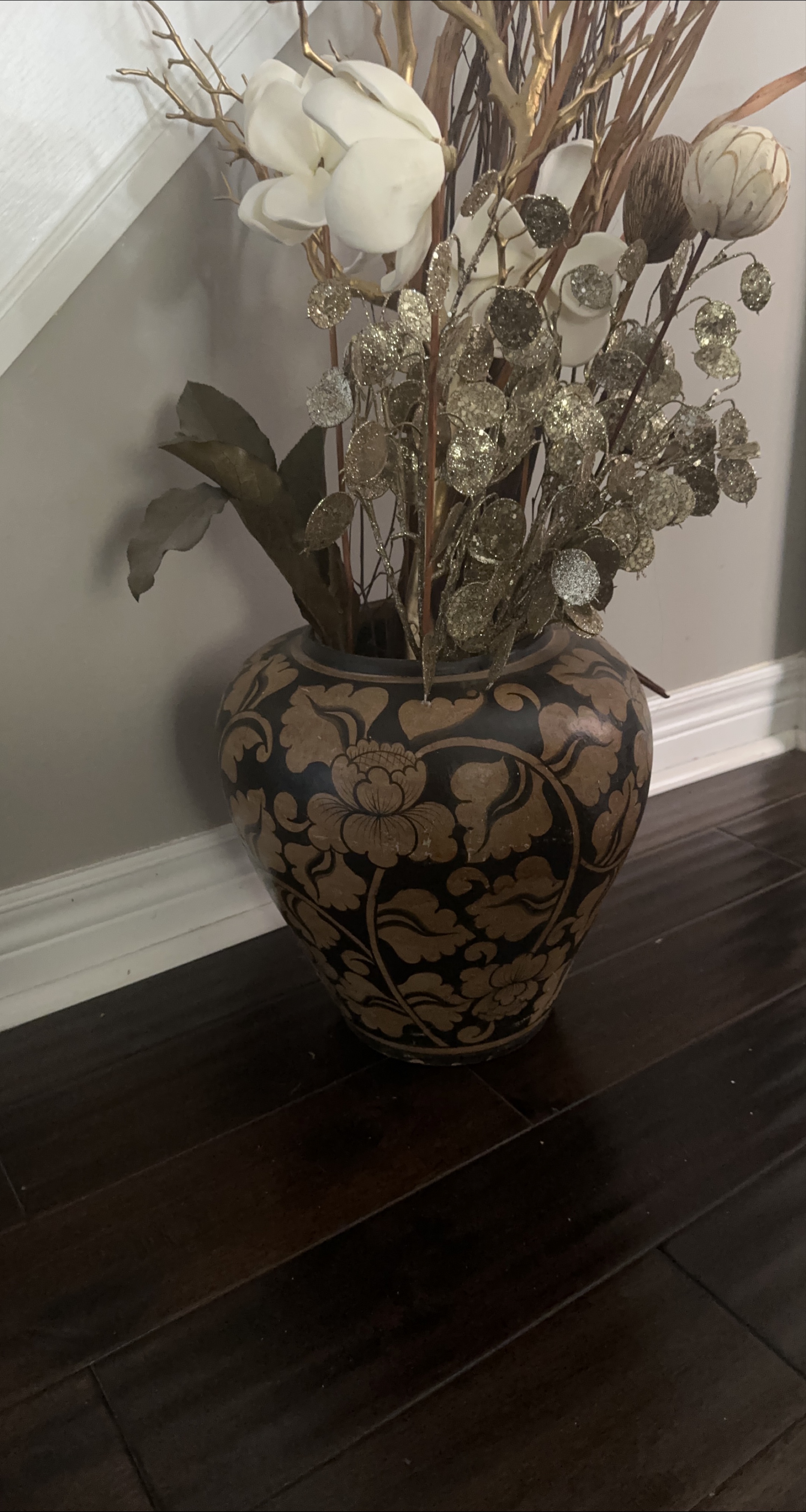 Decorative Floral Vase thumbnail