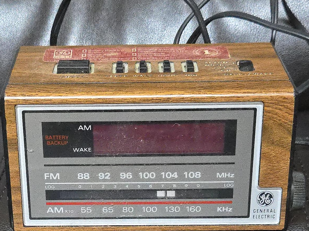 Vintage GE General Electric AM/FM Clock Radio