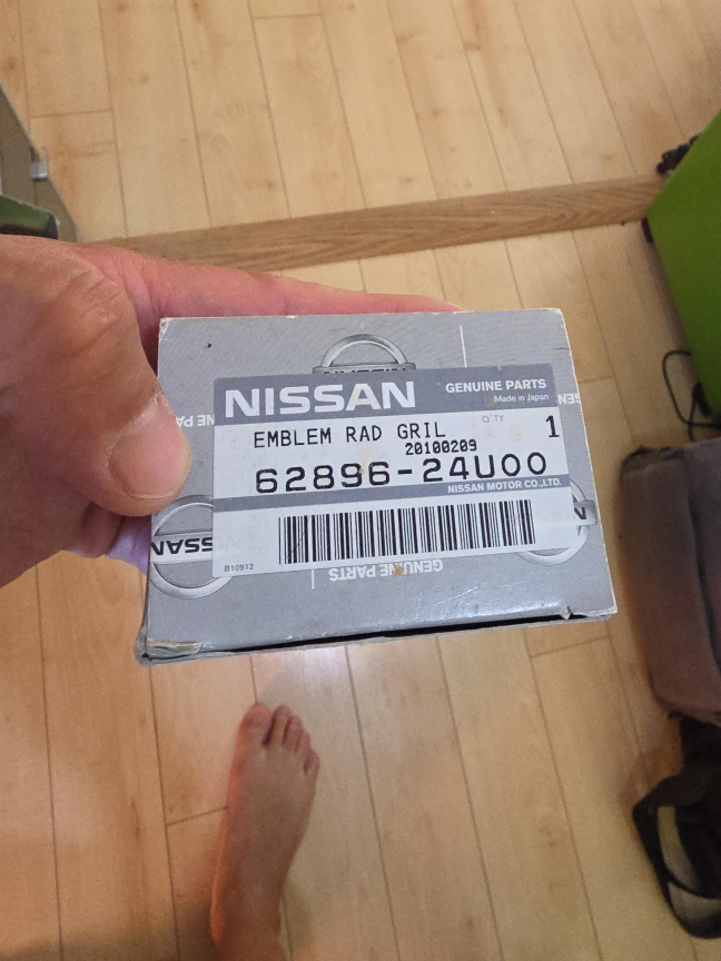 Nissan Emblem Rad Gril 62896-24U00 thumbnail