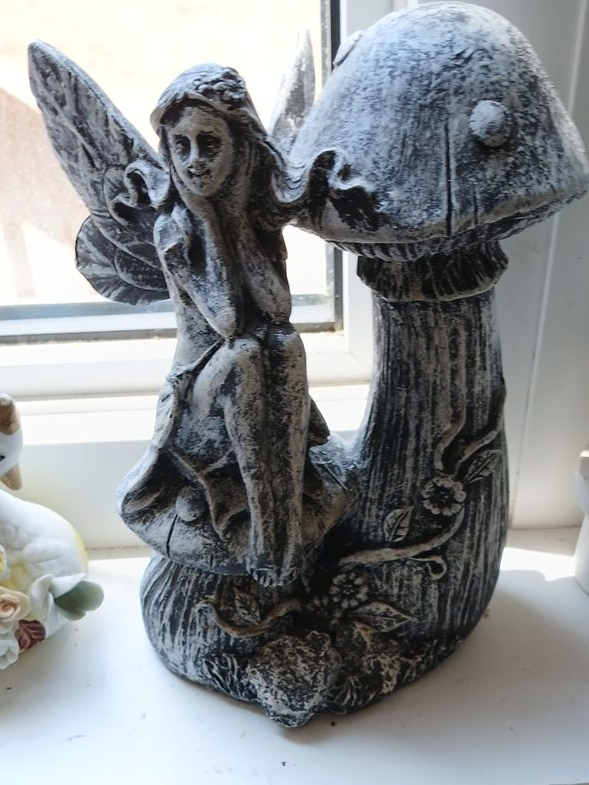 Fairy on Mushroom Statue thumbnail