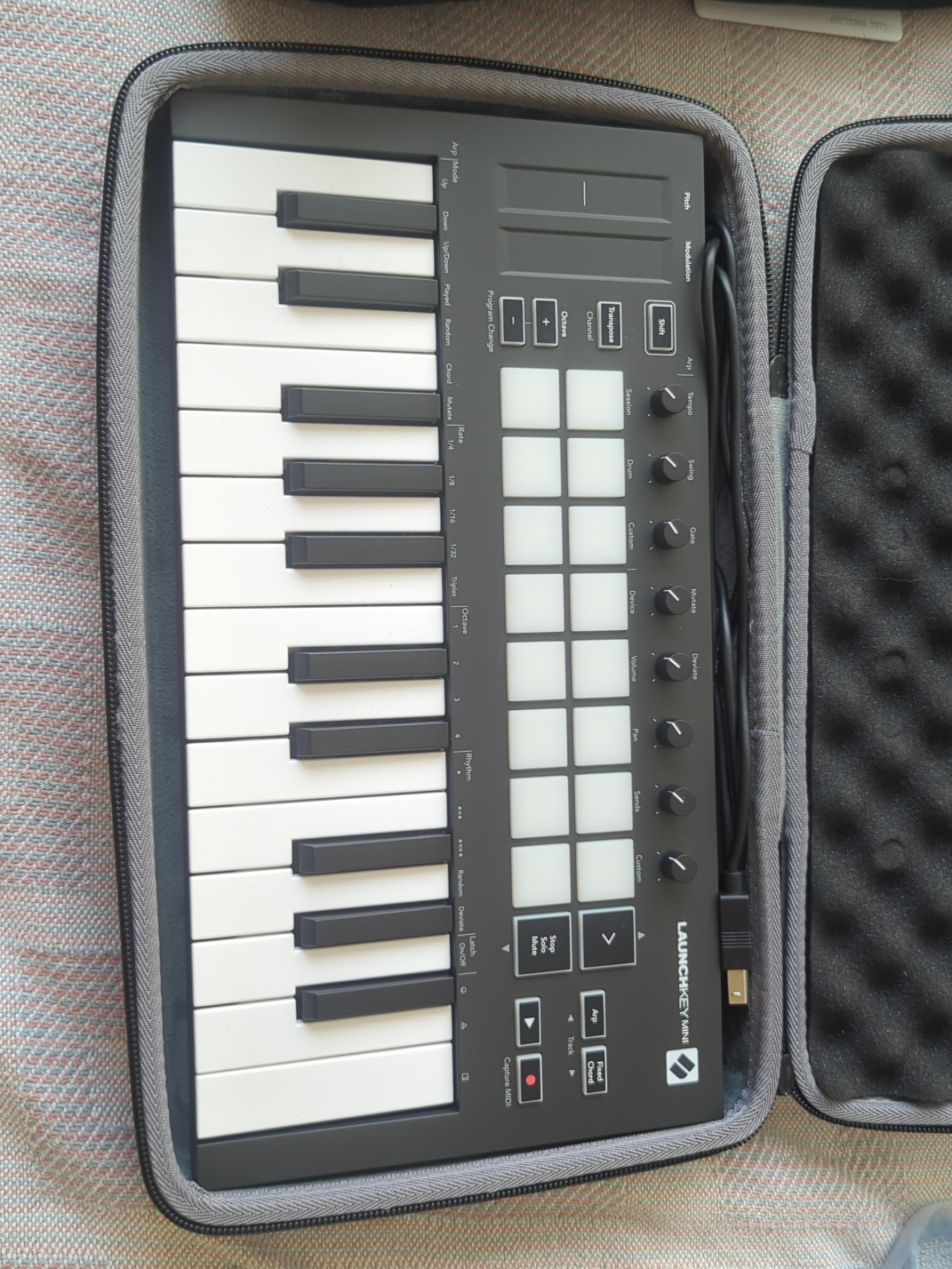 Novation Launchkey Mini Keyboard Controller thumbnail