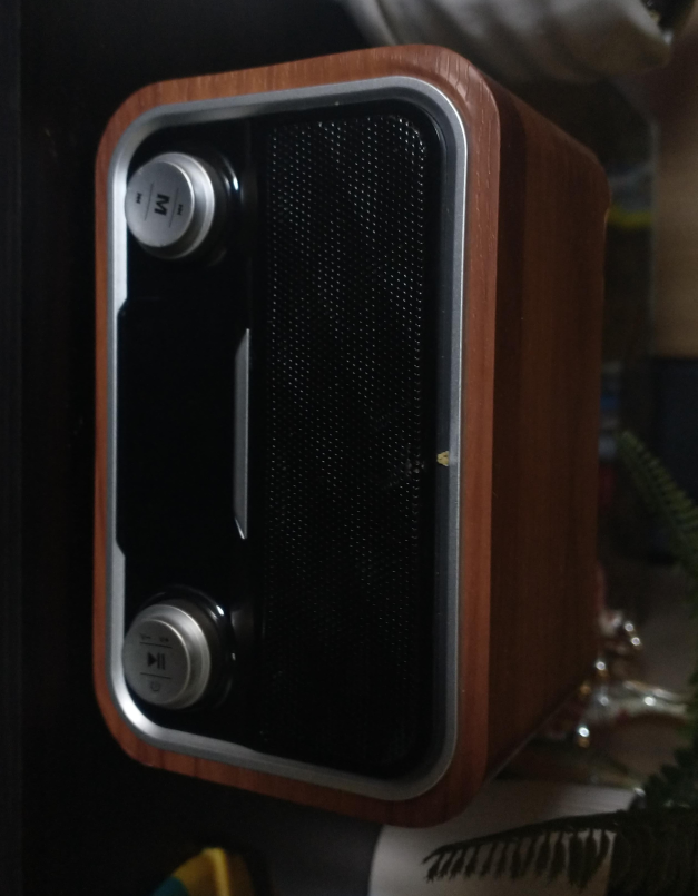 Wooden Retro Mini Speaker thumbnail