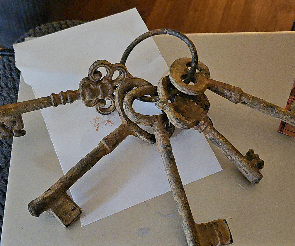 Ring of Vintage Cast Iron Skeleton Keys thumbnail