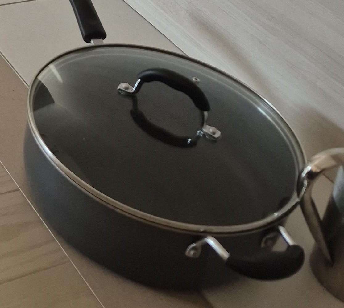 Covered Cooking Pan thumbnail